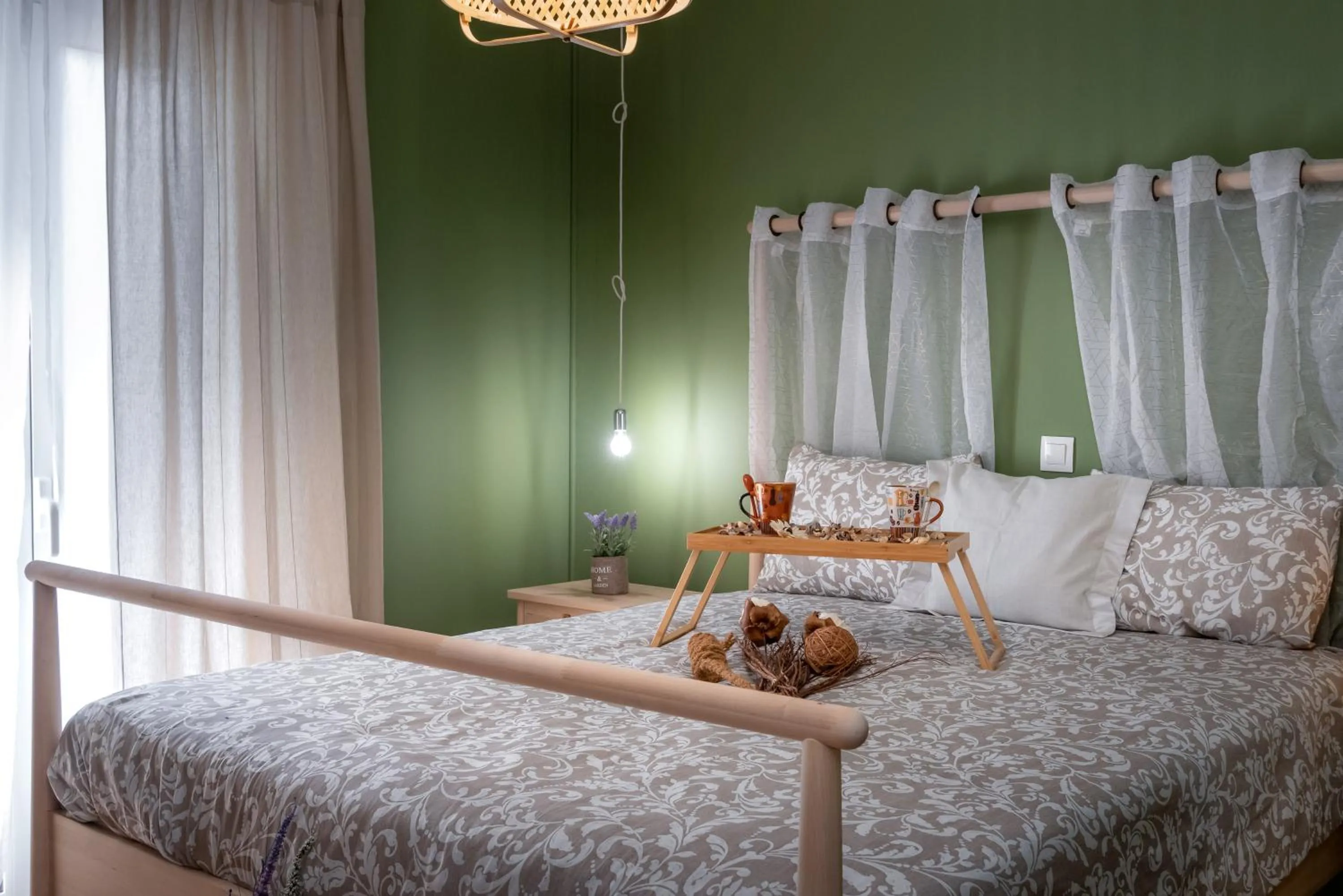 Bed in Apartment at the foothills of Acropolis