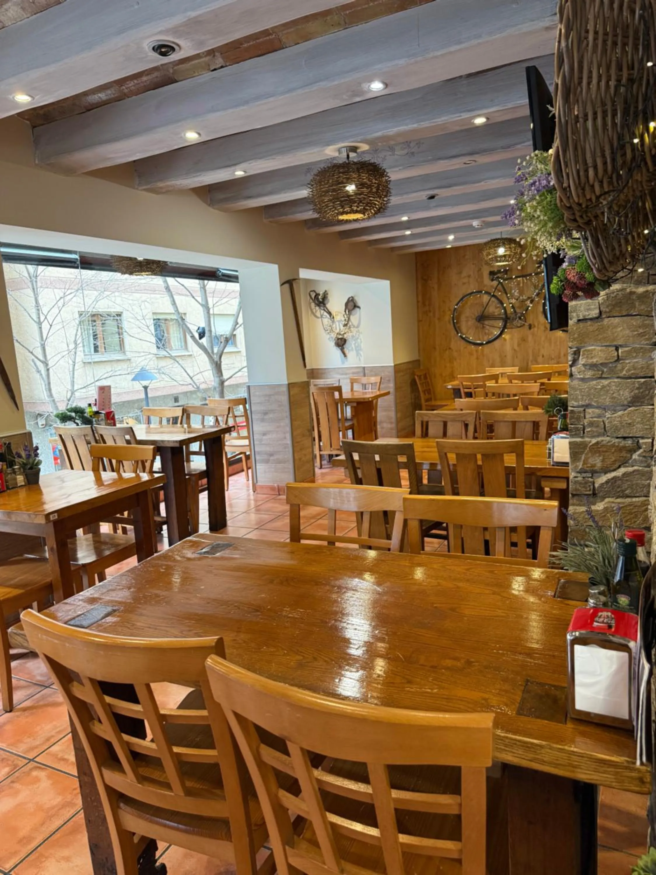 Restaurant/places to eat in Aston Hotel