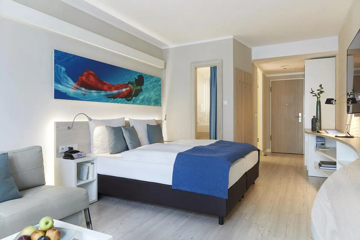 Photo of the whole room, Bed in SEETELHOTEL Kaiserstrand Beachhotel das Lifestyle-Hotel direkt am Strand