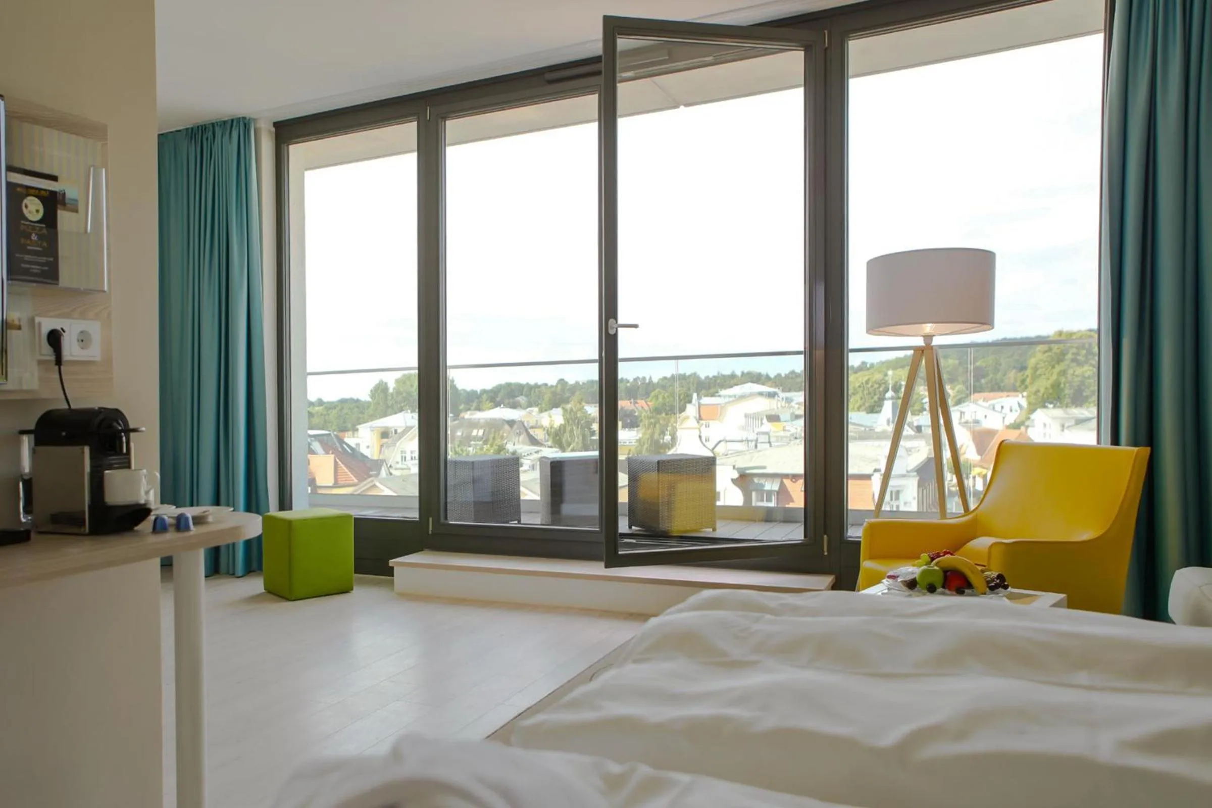 City view, Bed in SEETELHOTEL Kaiserstrand Beachhotel das Lifestyle-Hotel direkt am Strand