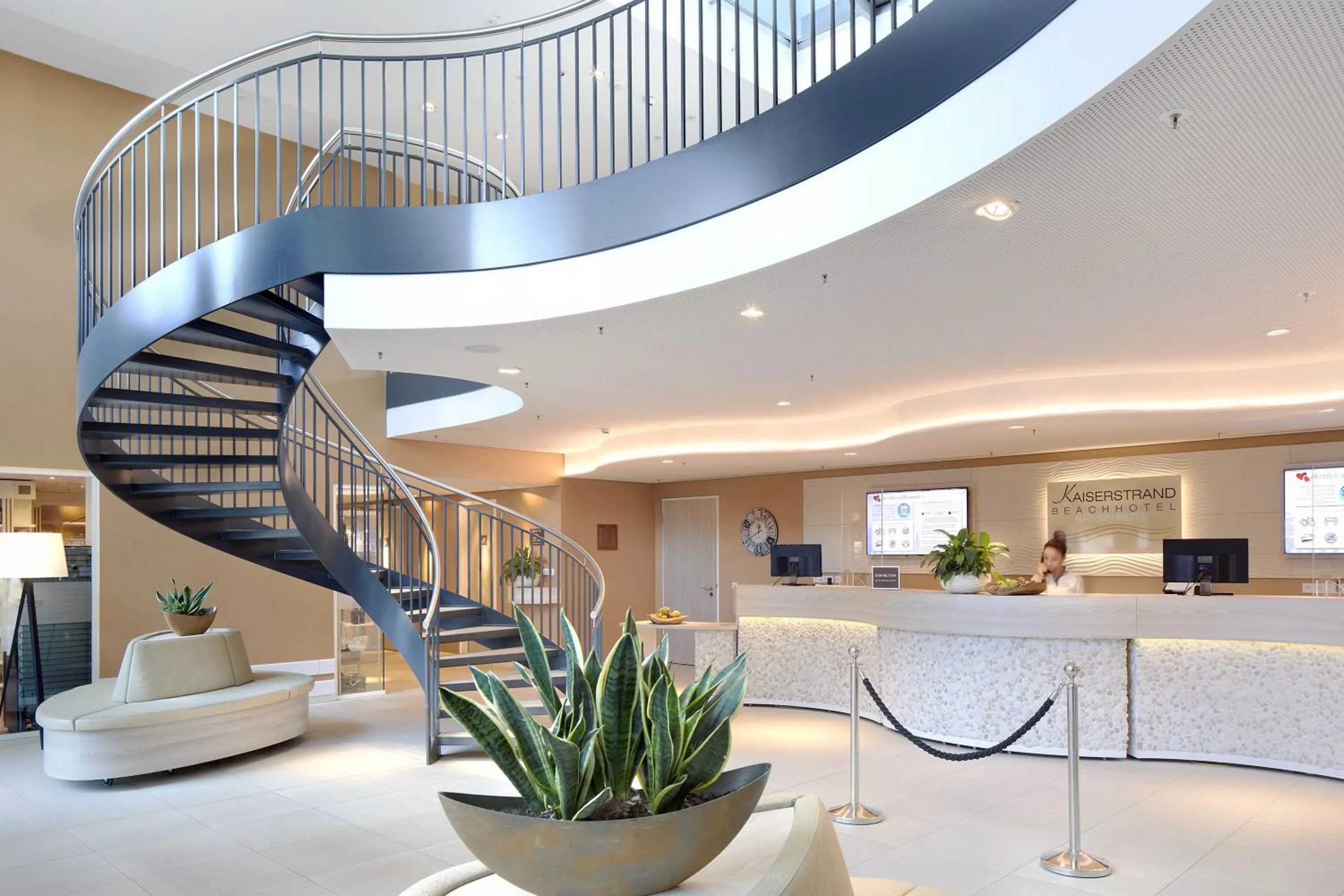 Lobby or reception in SEETELHOTEL Kaiserstrand Beachhotel das Lifestyle-Hotel direkt am Strand