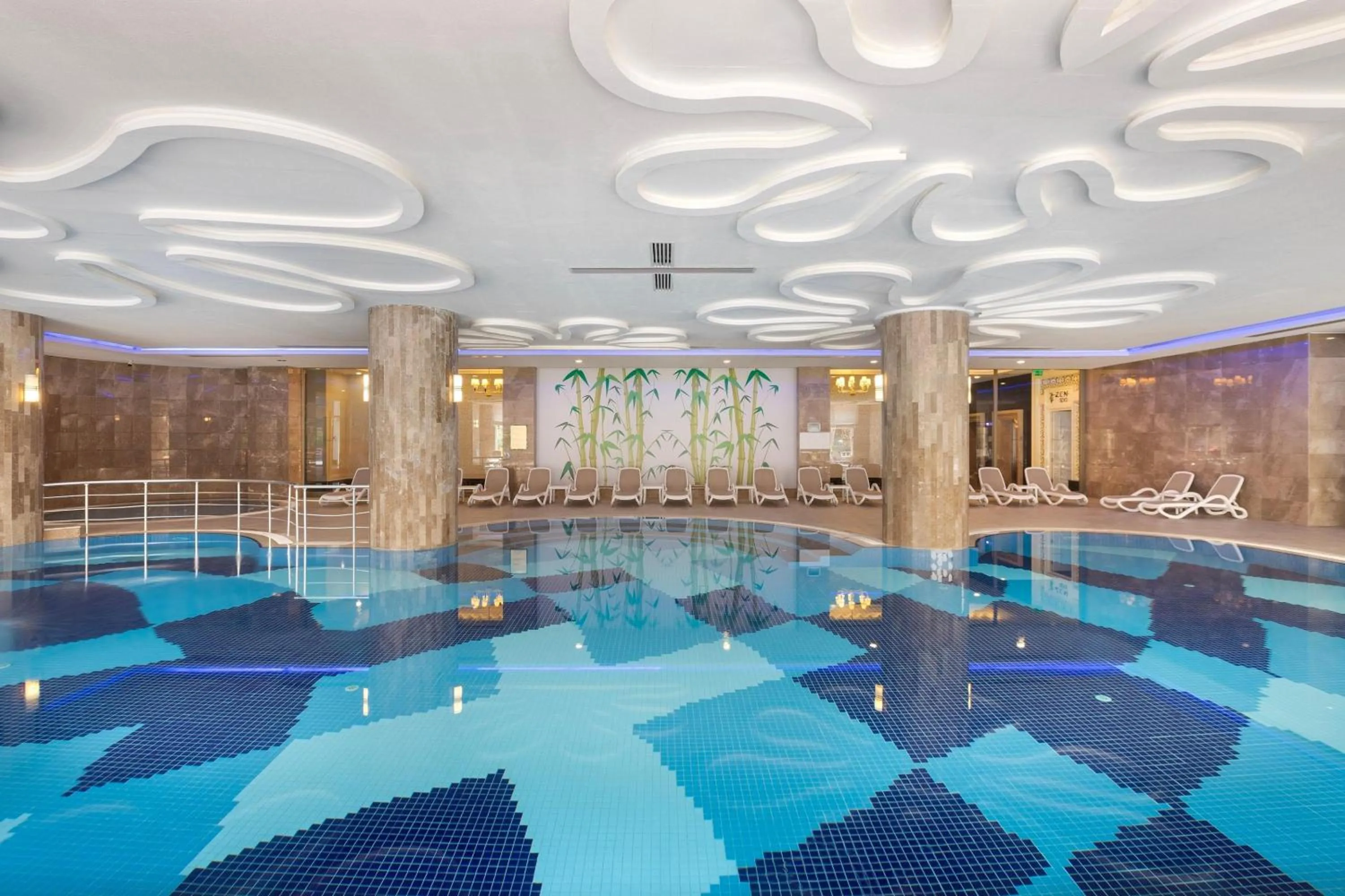 Swimming pool in Kirman Belazur Resort & Spa
