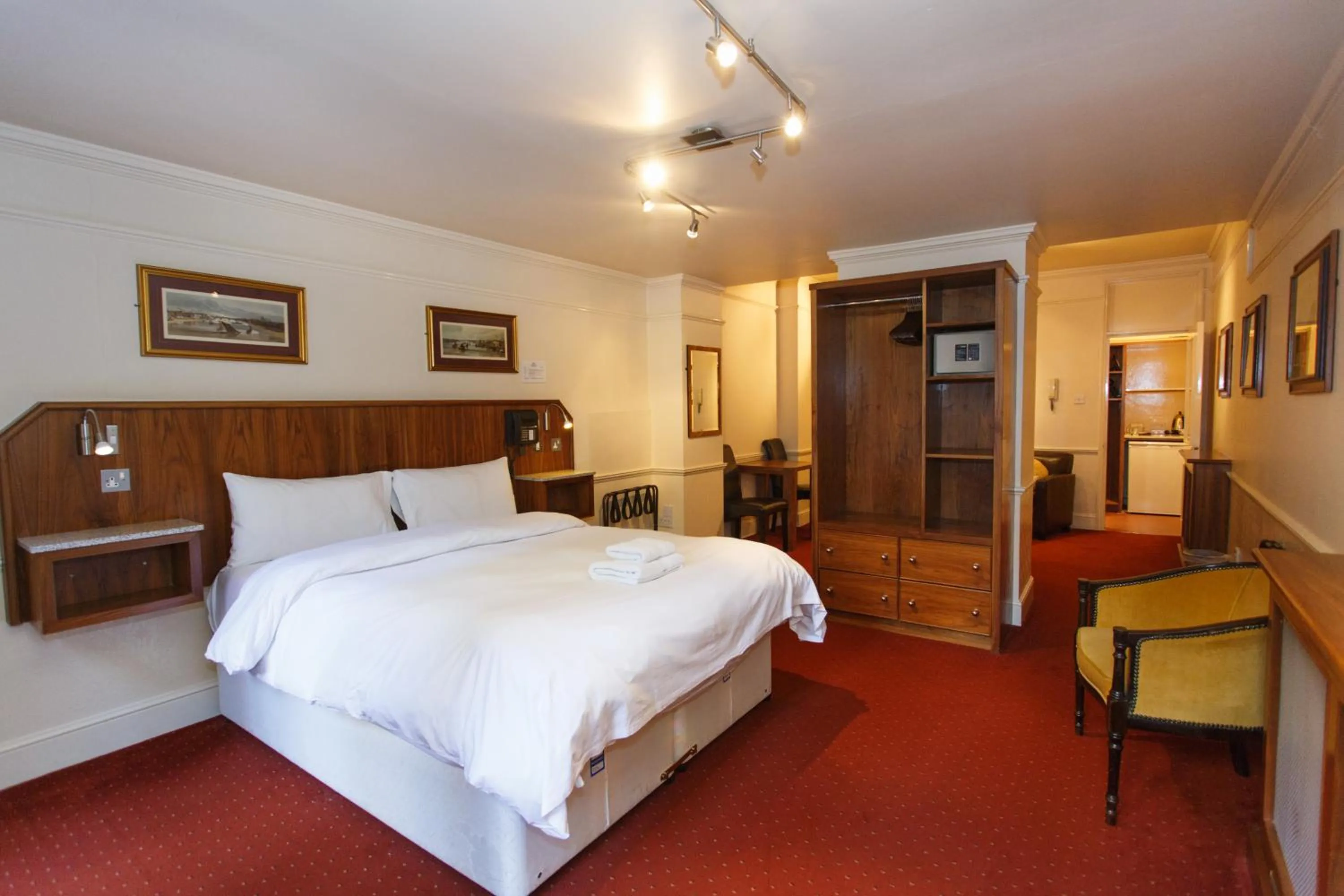 Photo of the whole room, Bed in Morgan Hotel