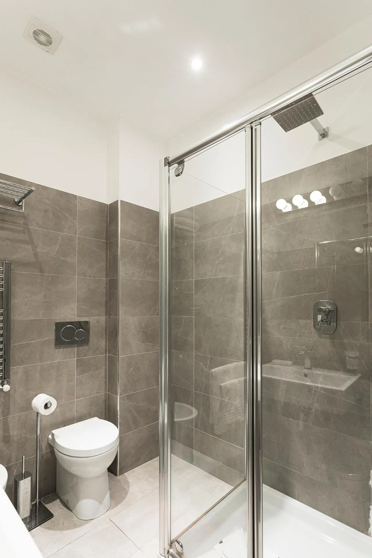 Shower in Vaticano Luxury Guest House