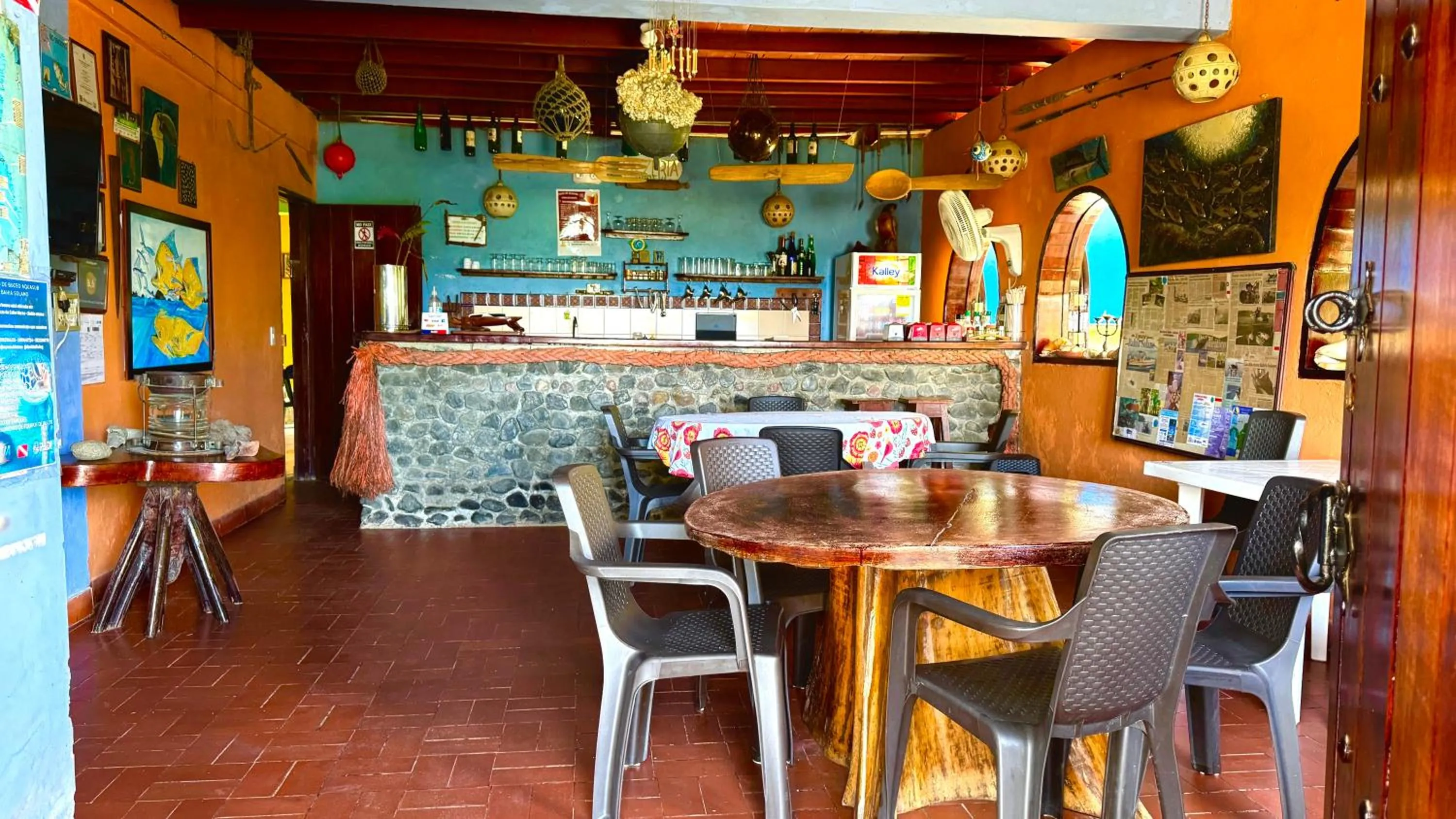 Restaurant/places to eat in Posada Turística Rocas De Cabo Marzo