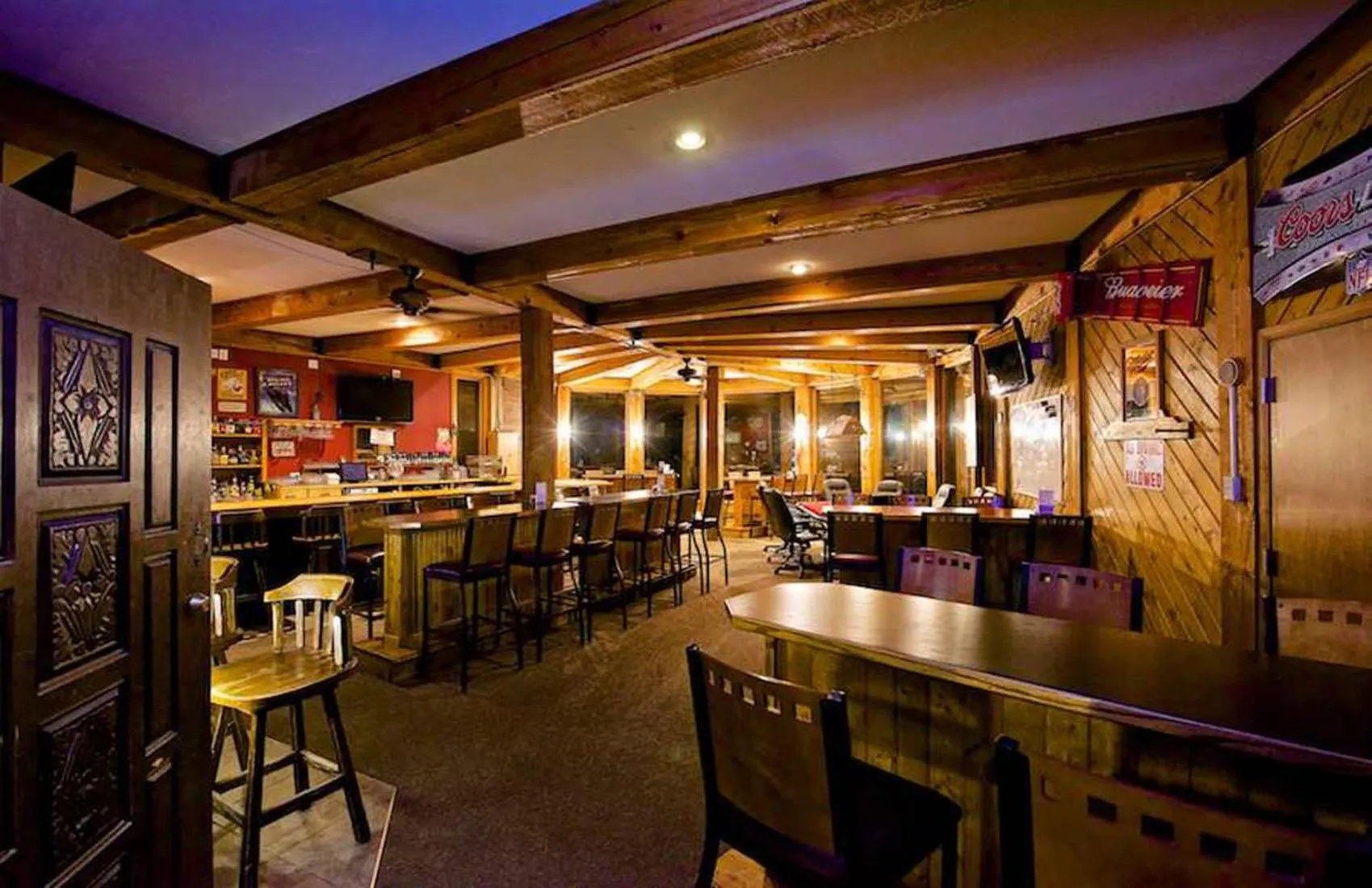 Lounge or bar in Soda Butte Lodge