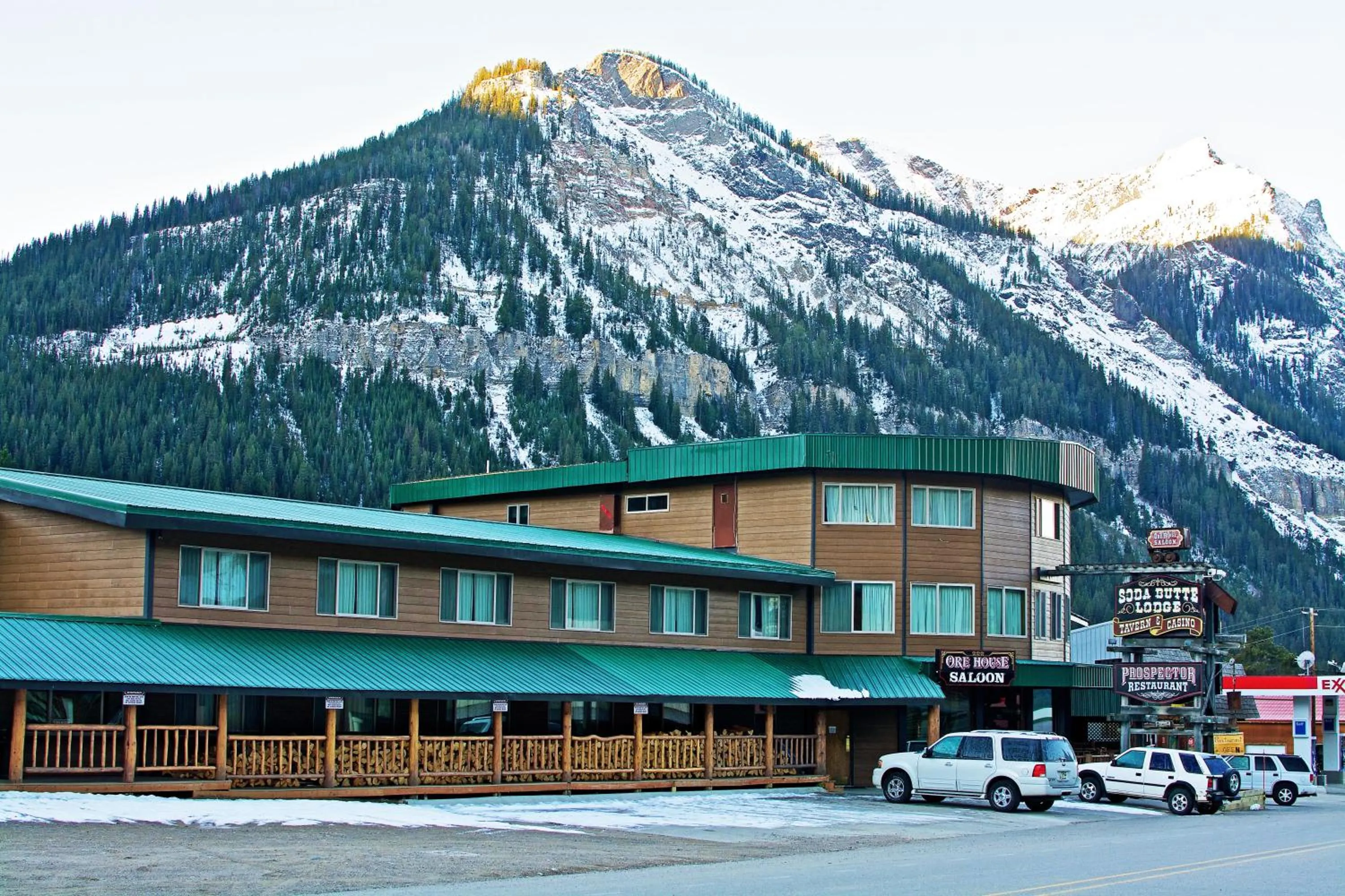 Facade/entrance in Soda Butte Lodge