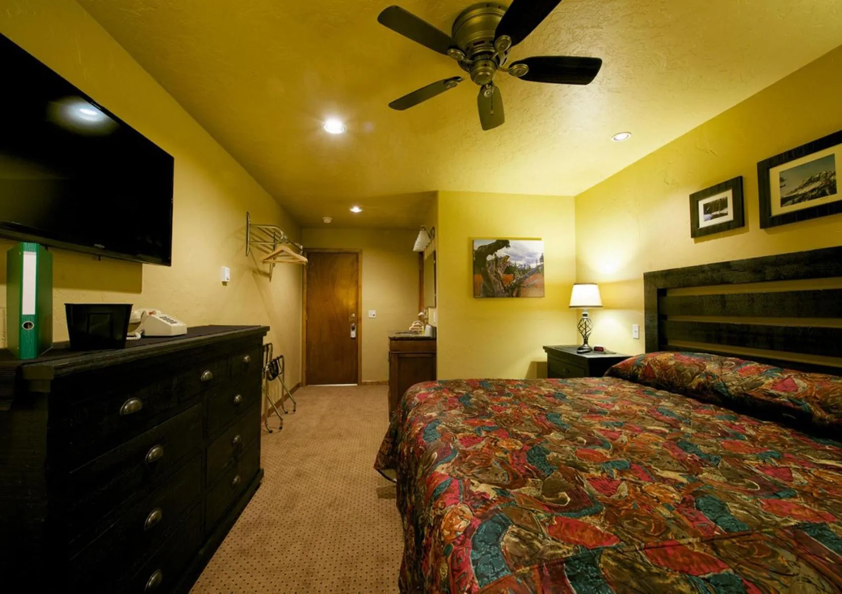 Bedroom, Bed in Soda Butte Lodge