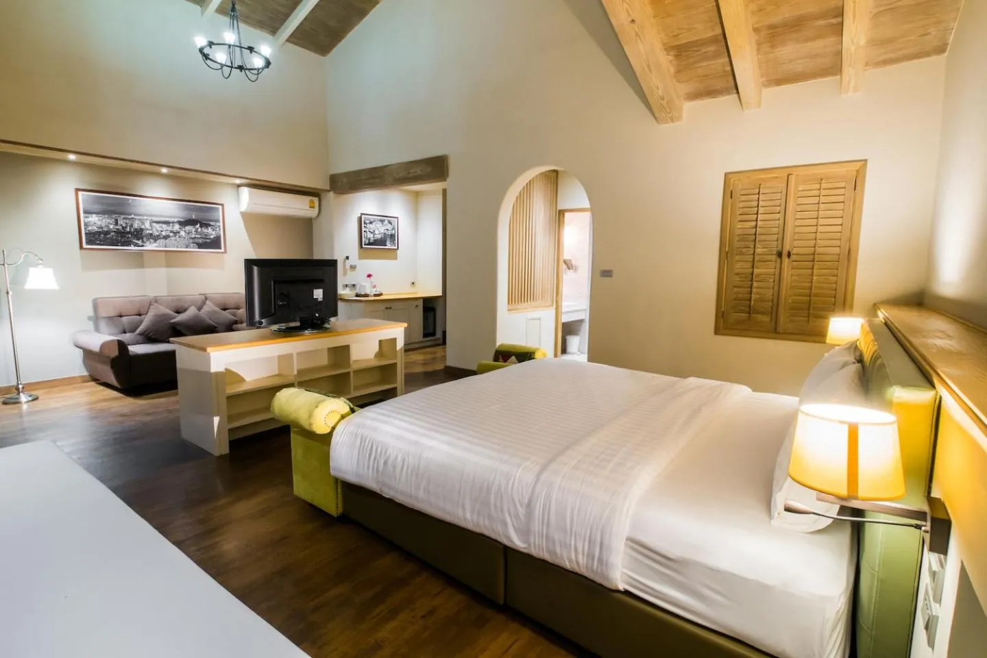 TV and multimedia, Bed in Mela Garden Retreat Cottage