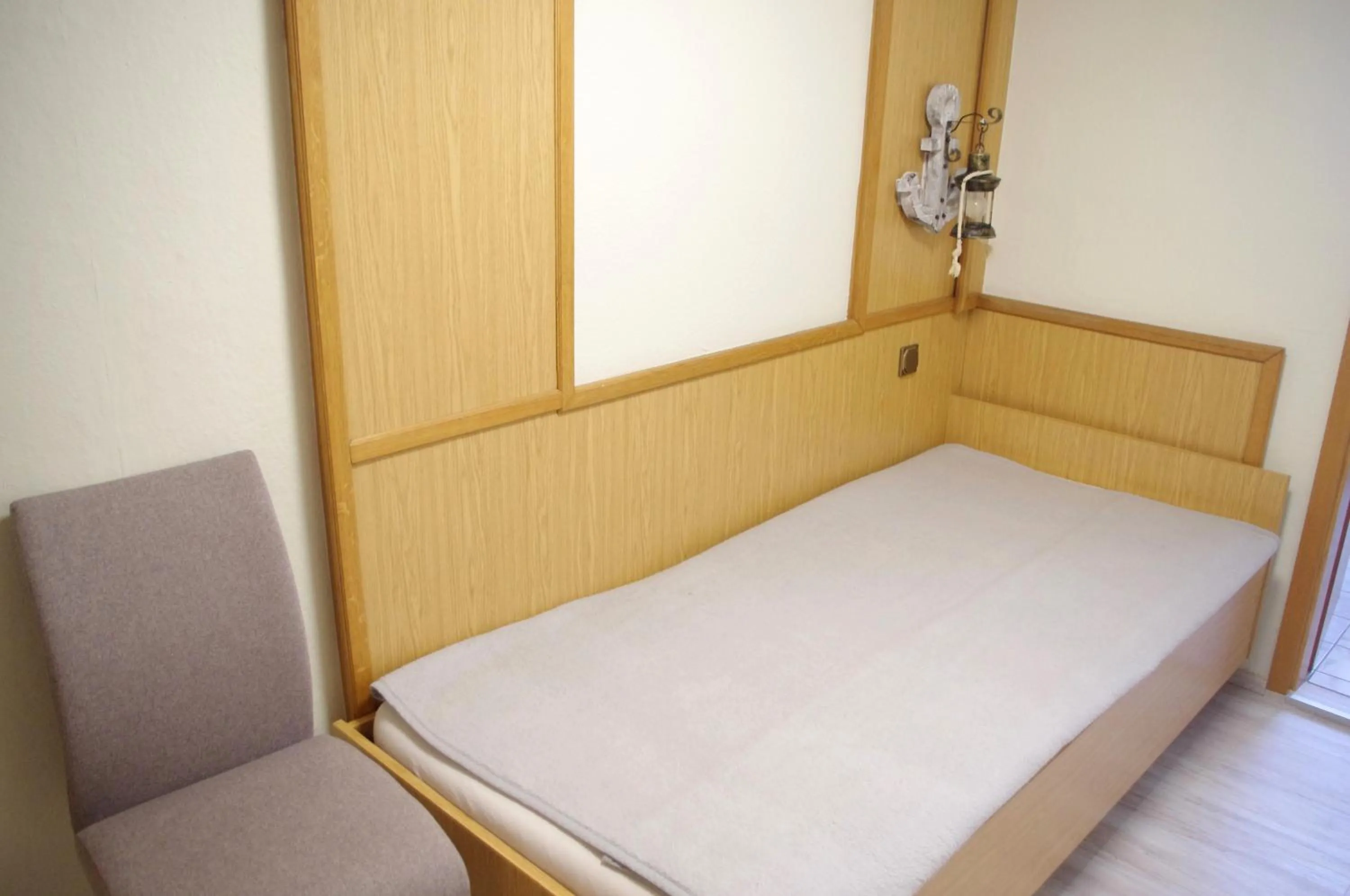 Photo of the whole room, Bed in Hotel Gasthof zum Walfisch