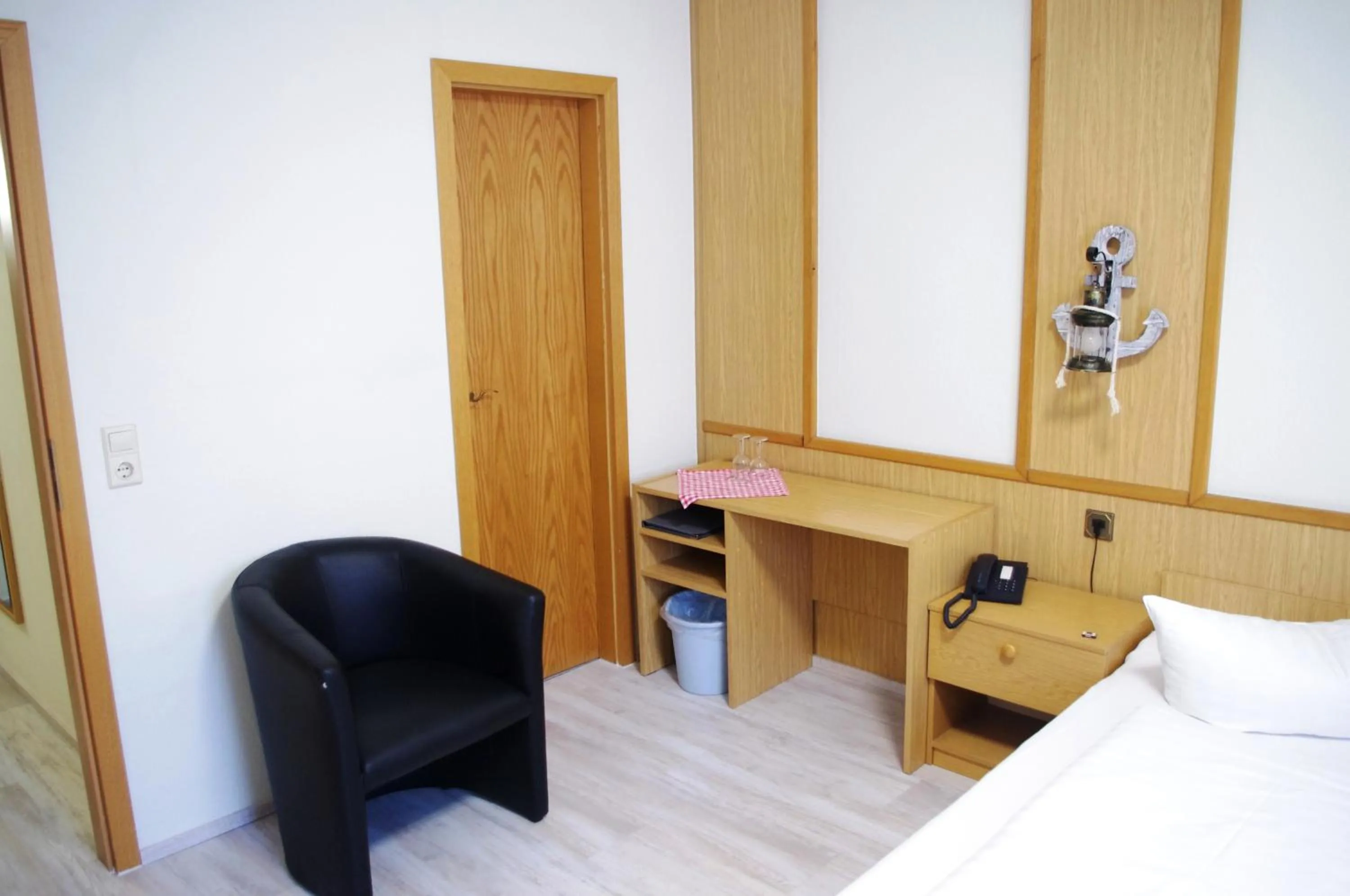 Photo of the whole room, Bed in Hotel Gasthof zum Walfisch