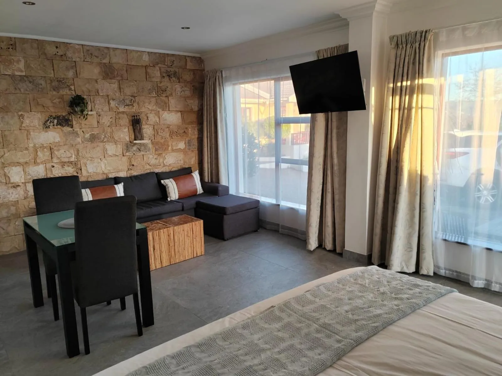 Communal lounge/ TV room, Bed in Candlewood Lodge