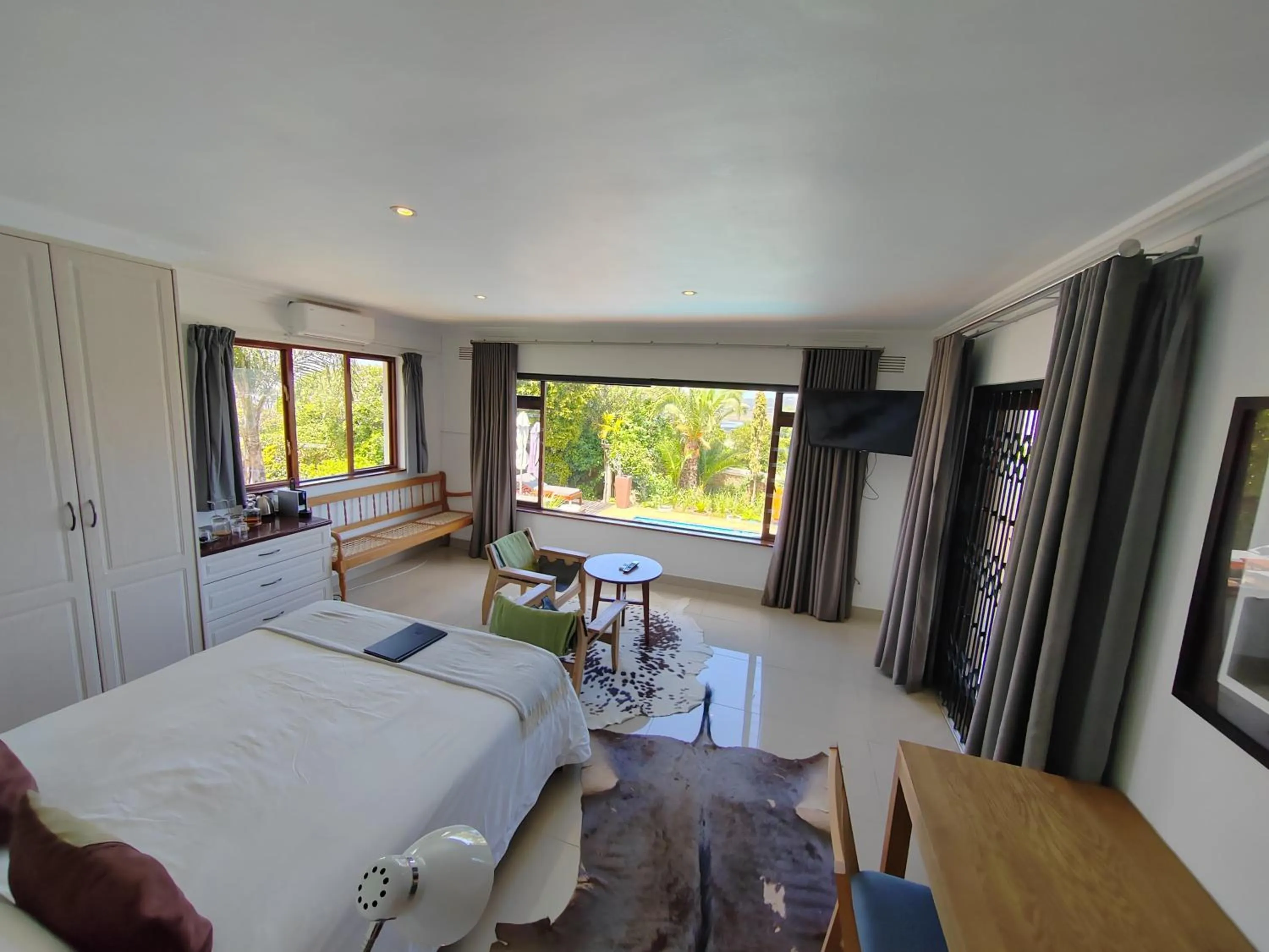 Communal lounge/ TV room, Bed in Candlewood Lodge