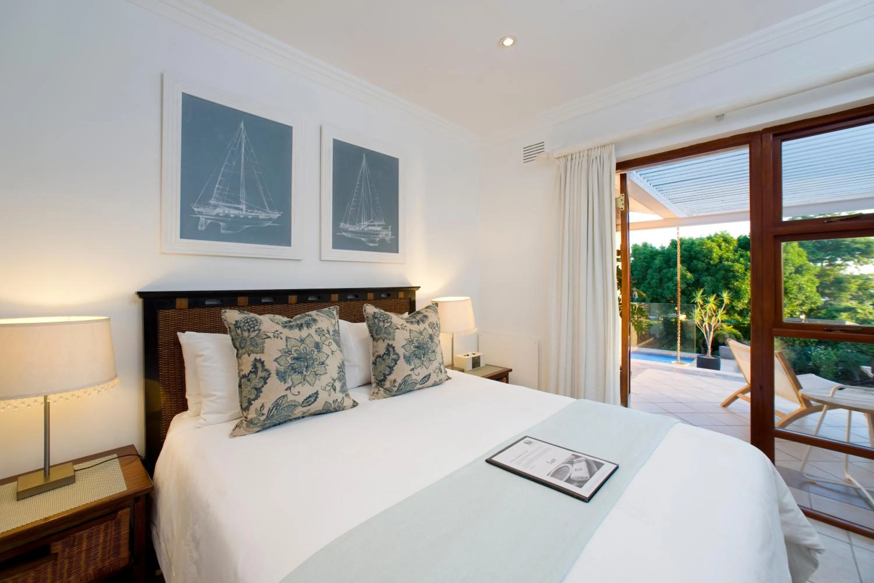 Bathroom, Bed in Candlewood Lodge