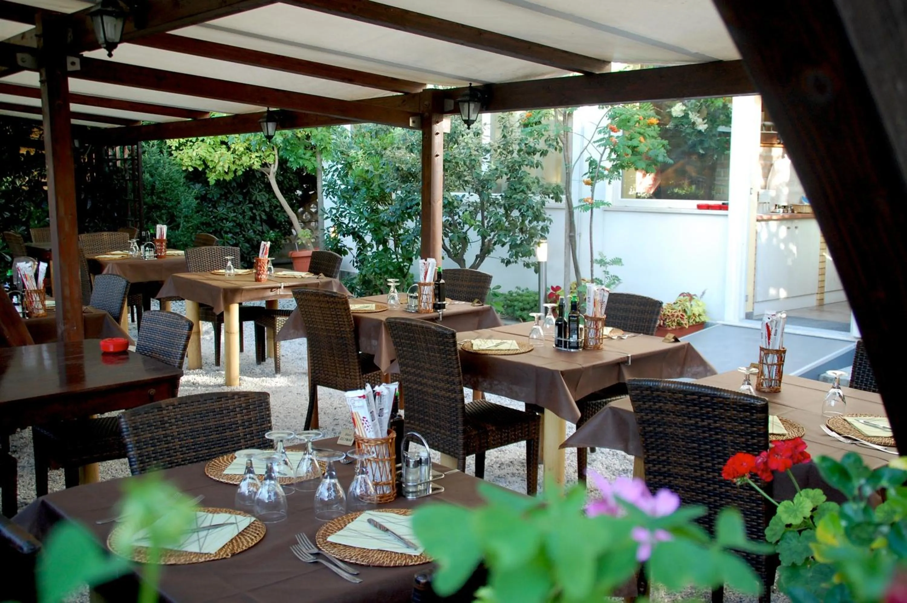 Restaurant/places to eat in Hotel Ellymar