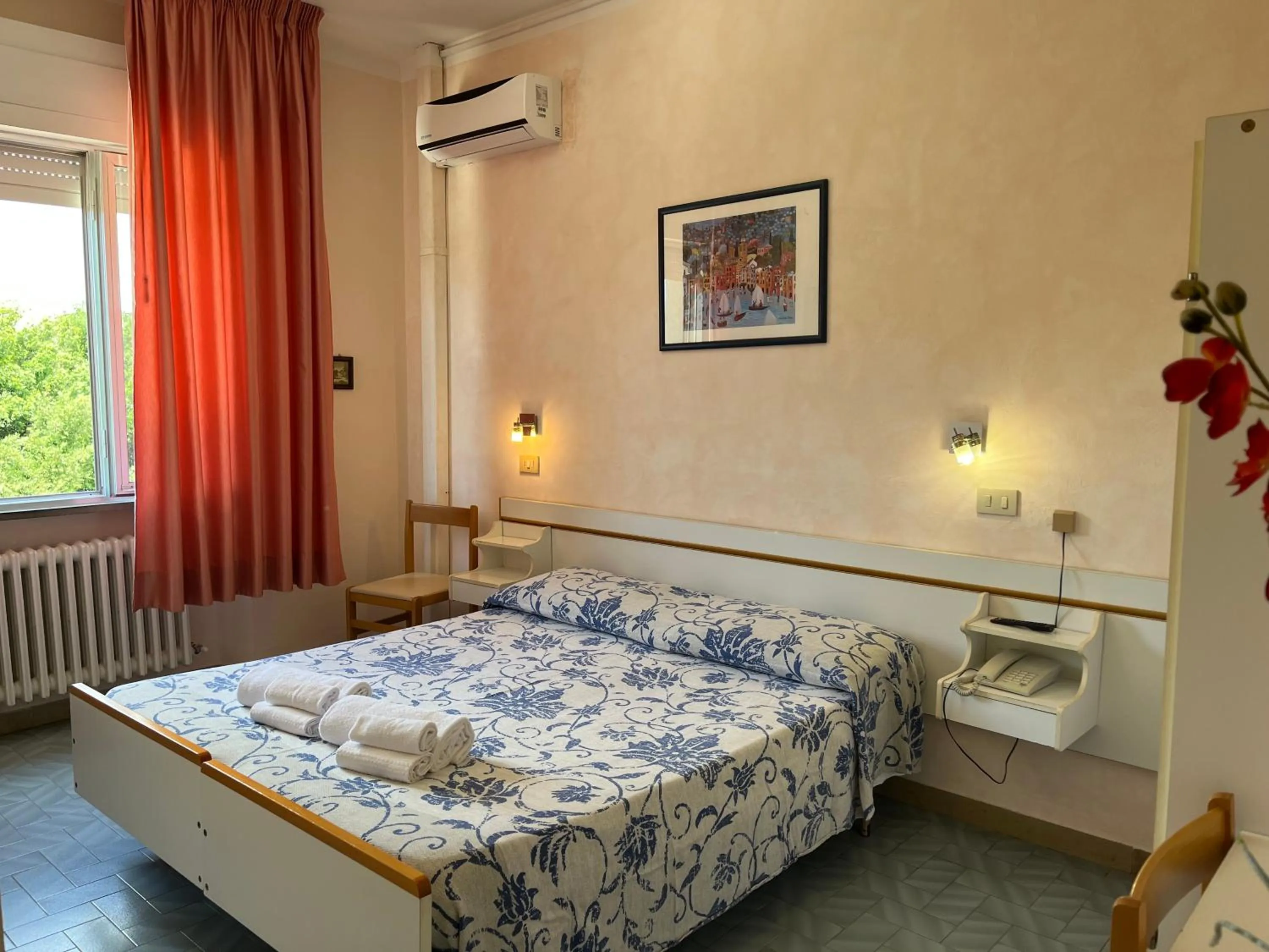 Photo of the whole room in Hotel Ellymar