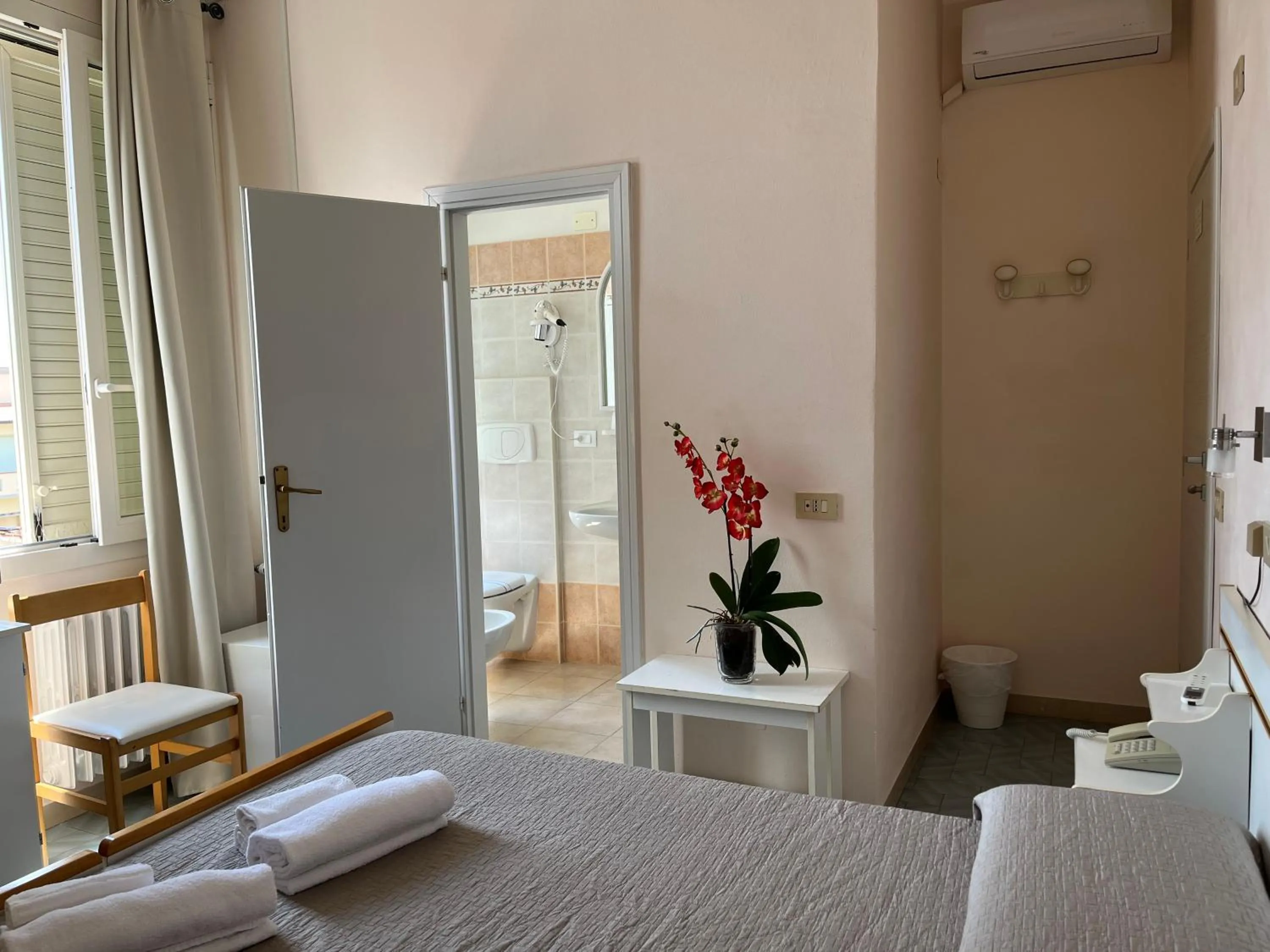 Photo of the whole room in Hotel Ellymar