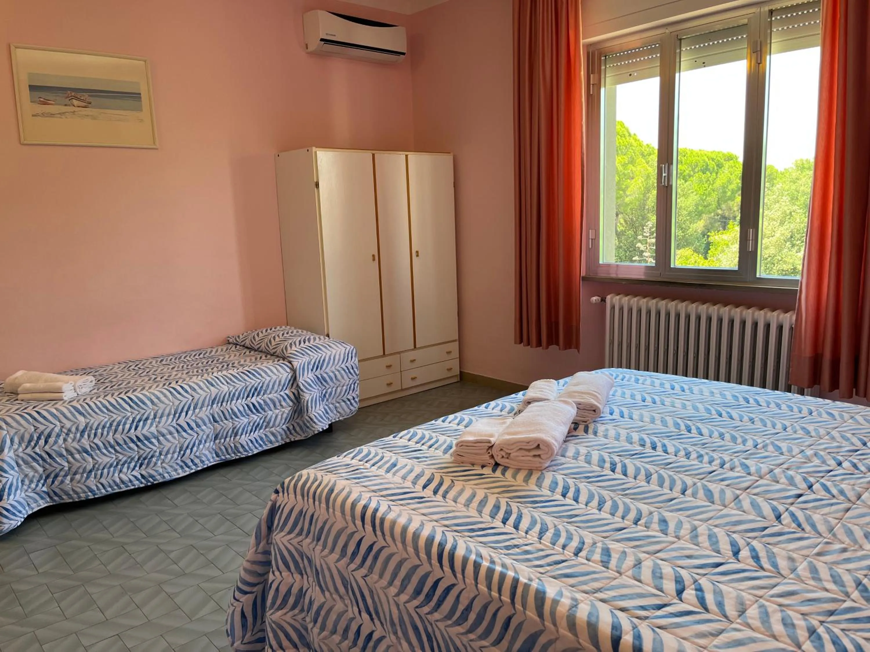 Photo of the whole room in Hotel Ellymar