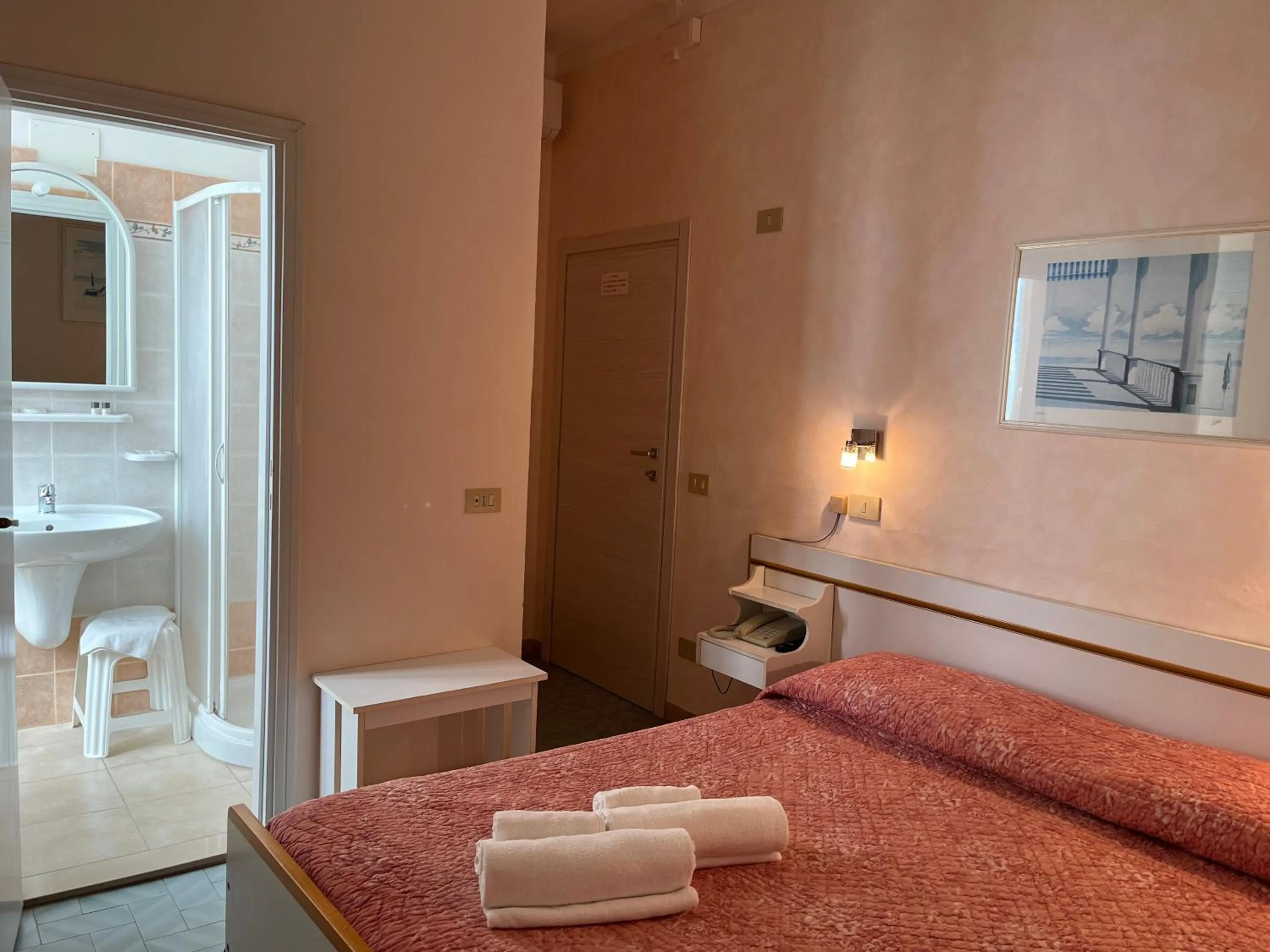 Photo of the whole room in Hotel Ellymar