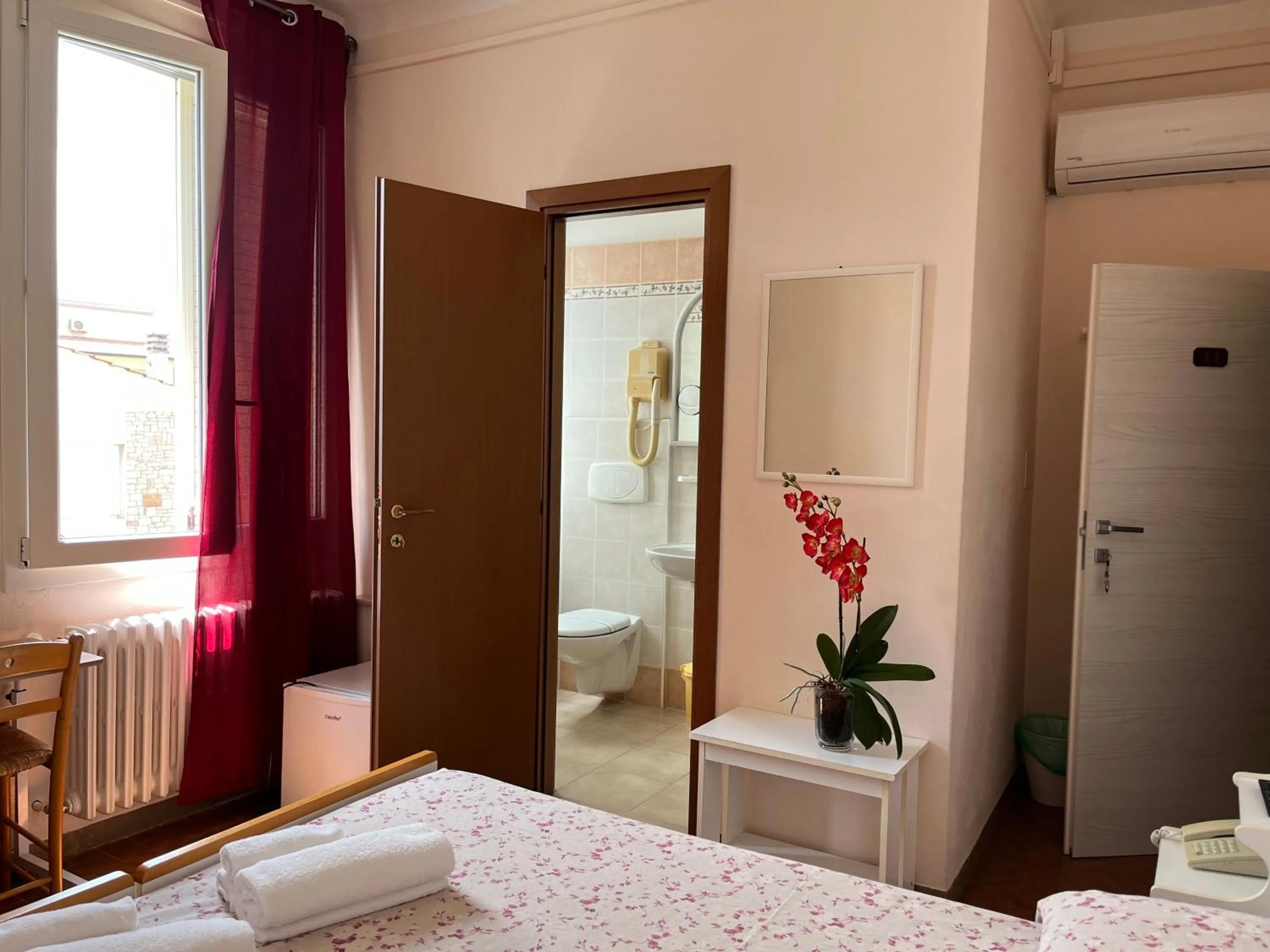 Photo of the whole room in Hotel Ellymar