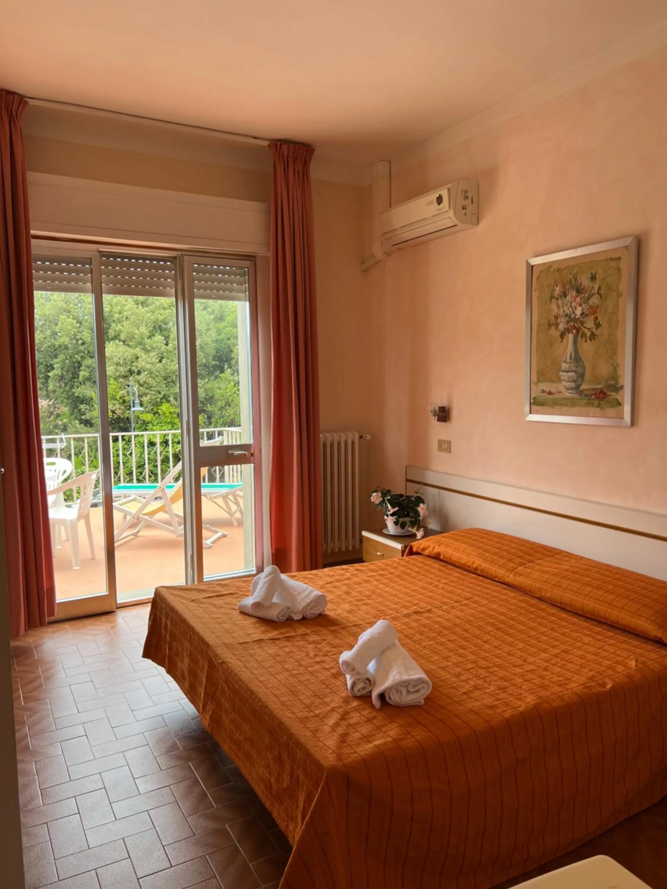 Photo of the whole room in Hotel Ellymar