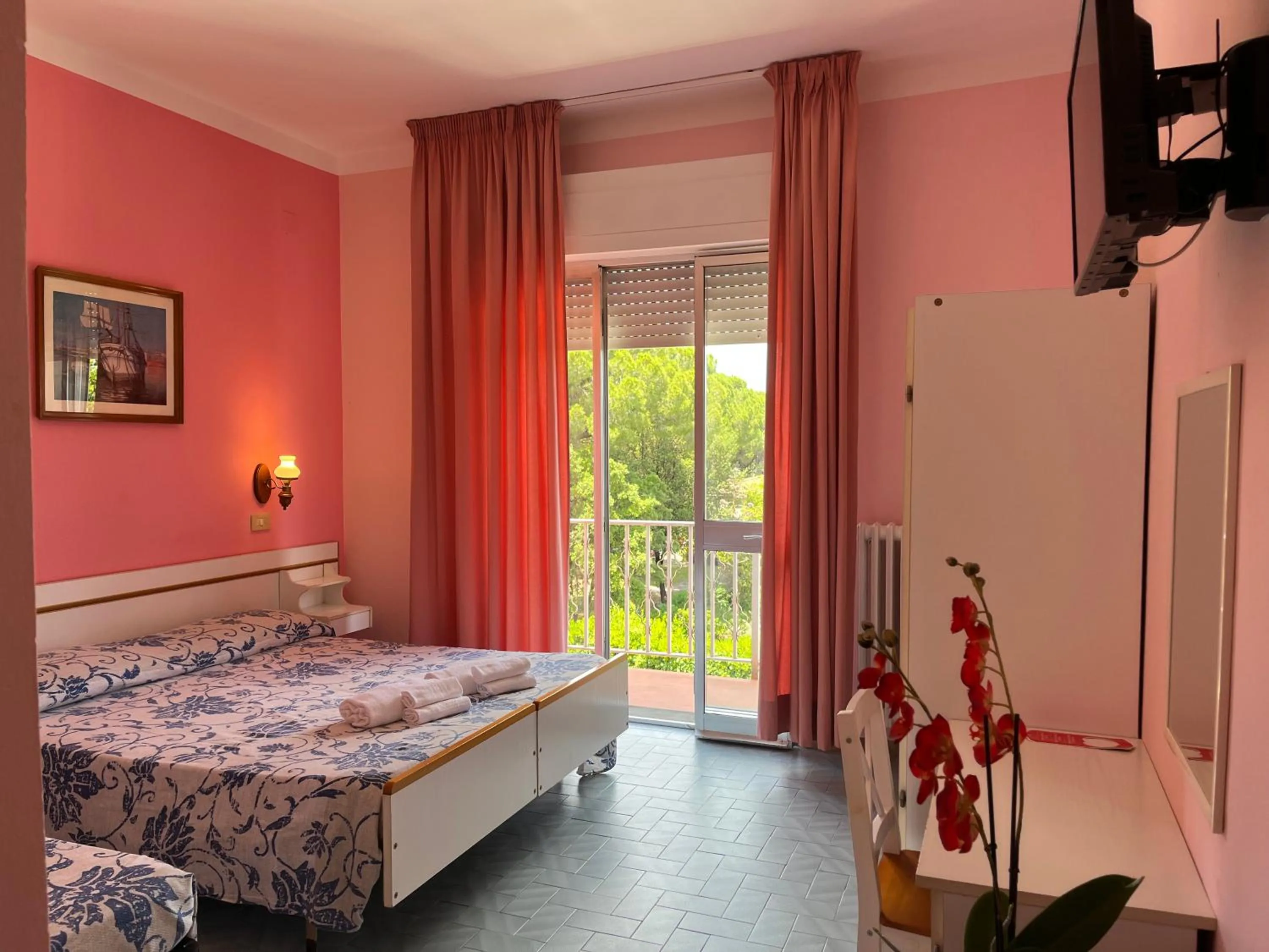 Photo of the whole room in Hotel Ellymar