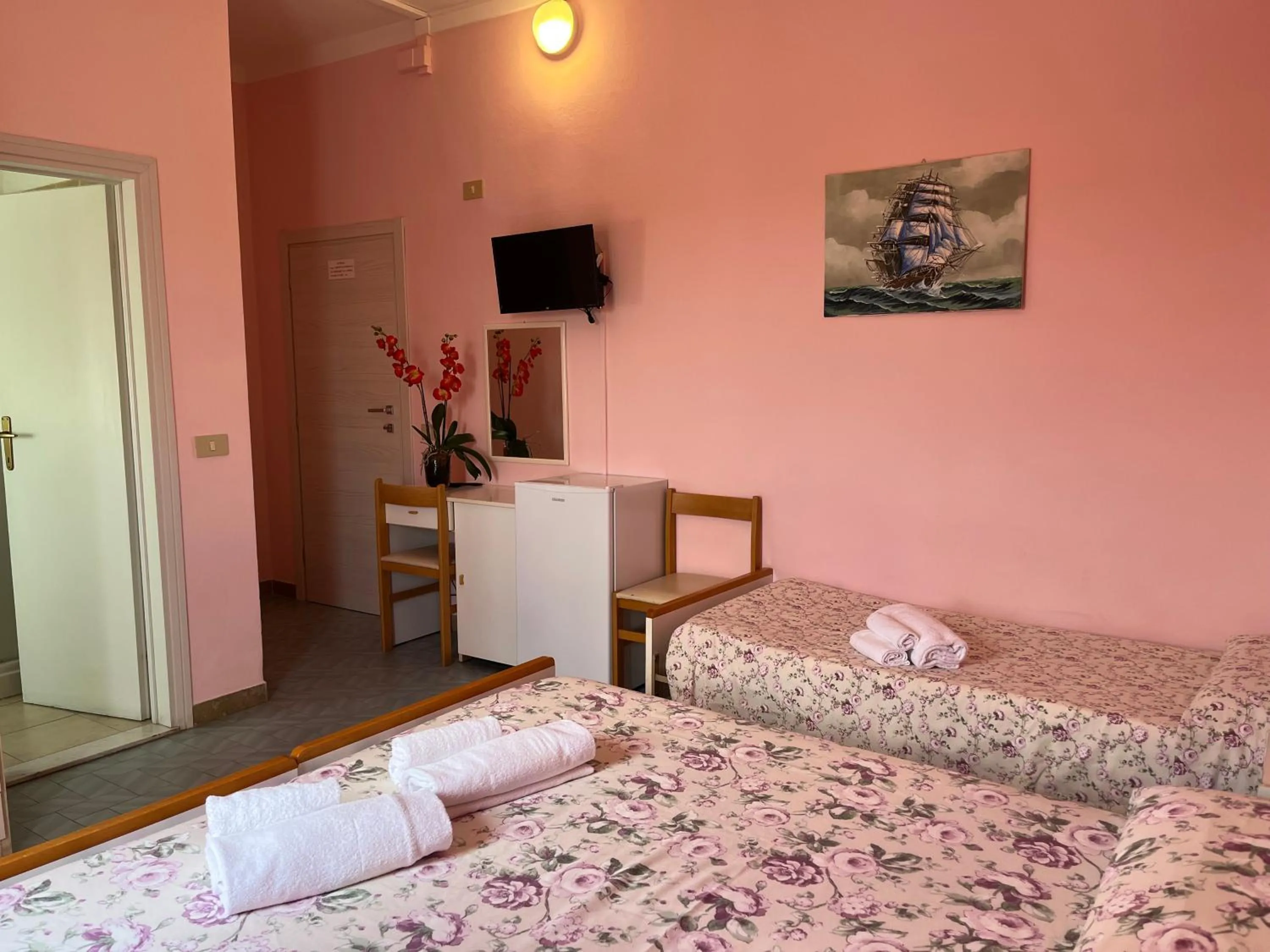 Photo of the whole room in Hotel Ellymar