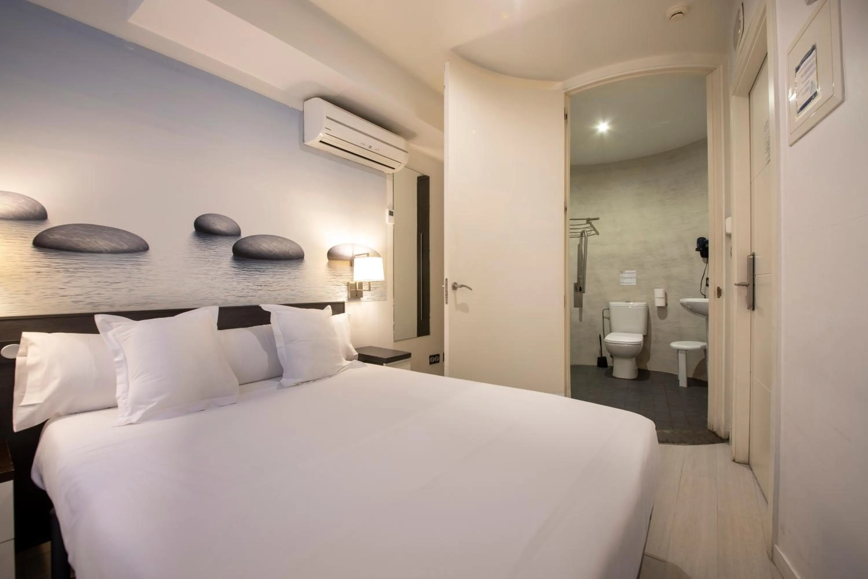 Bed in Hotel Punta Monpas