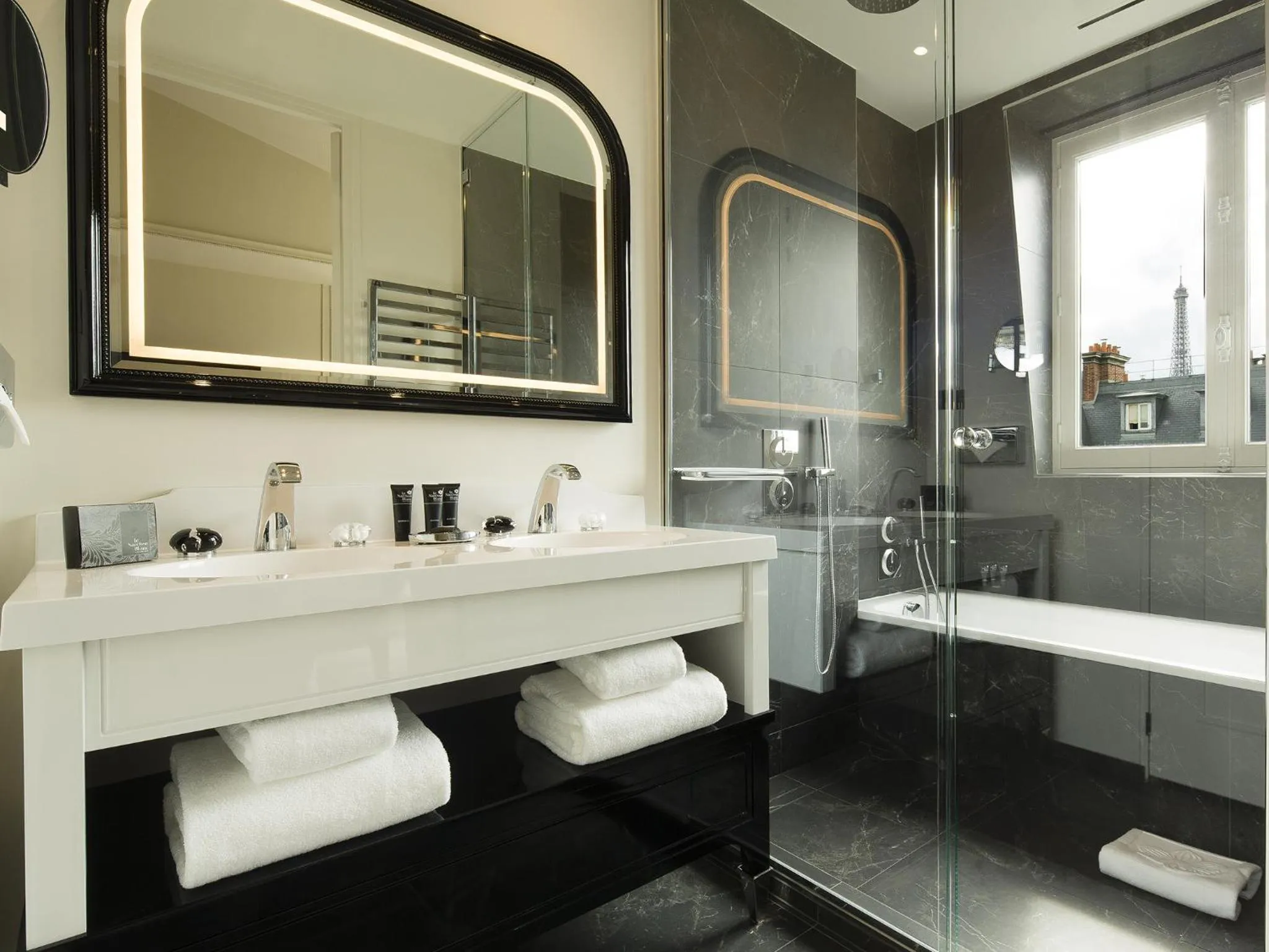 Bathroom in Le Narcisse Blanc