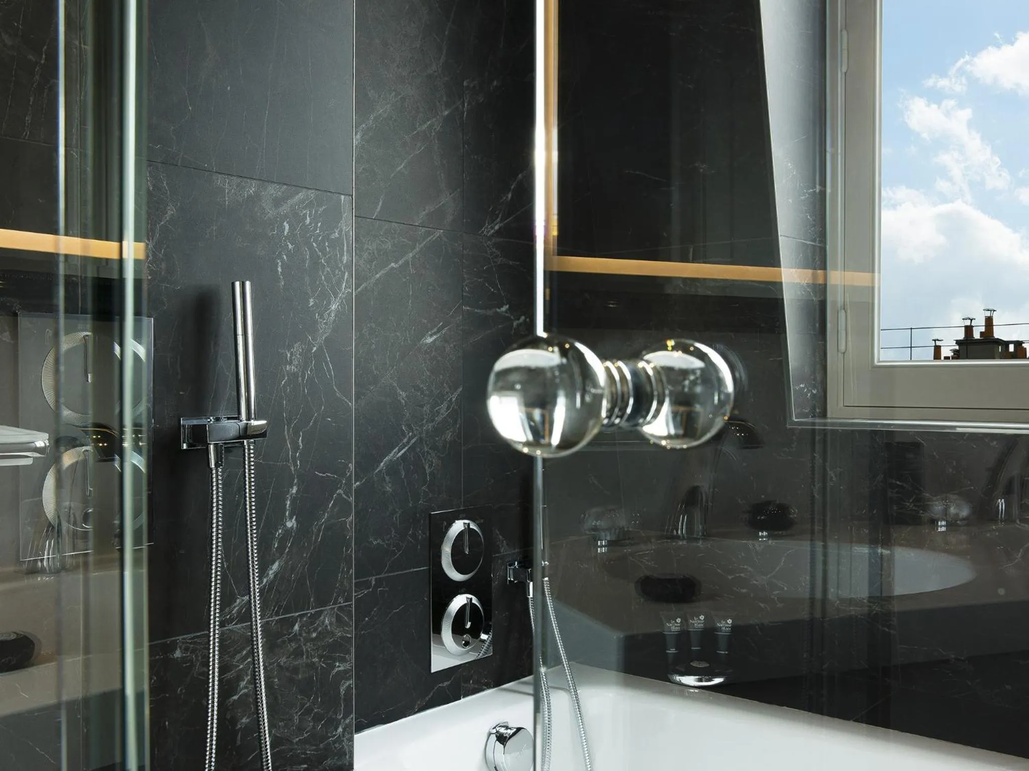 Bathroom in Le Narcisse Blanc