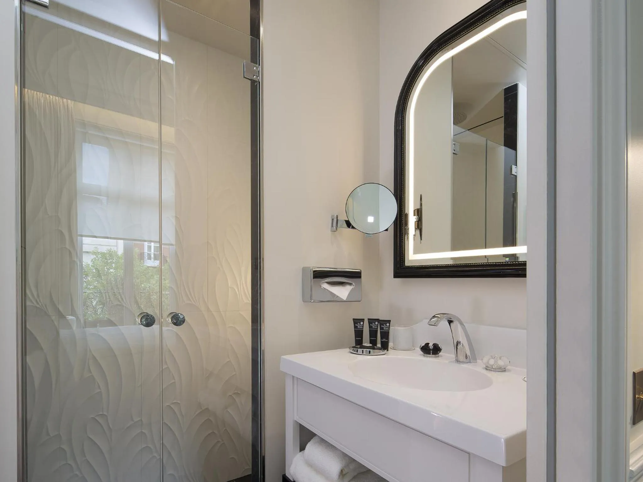 Bathroom in Le Narcisse Blanc