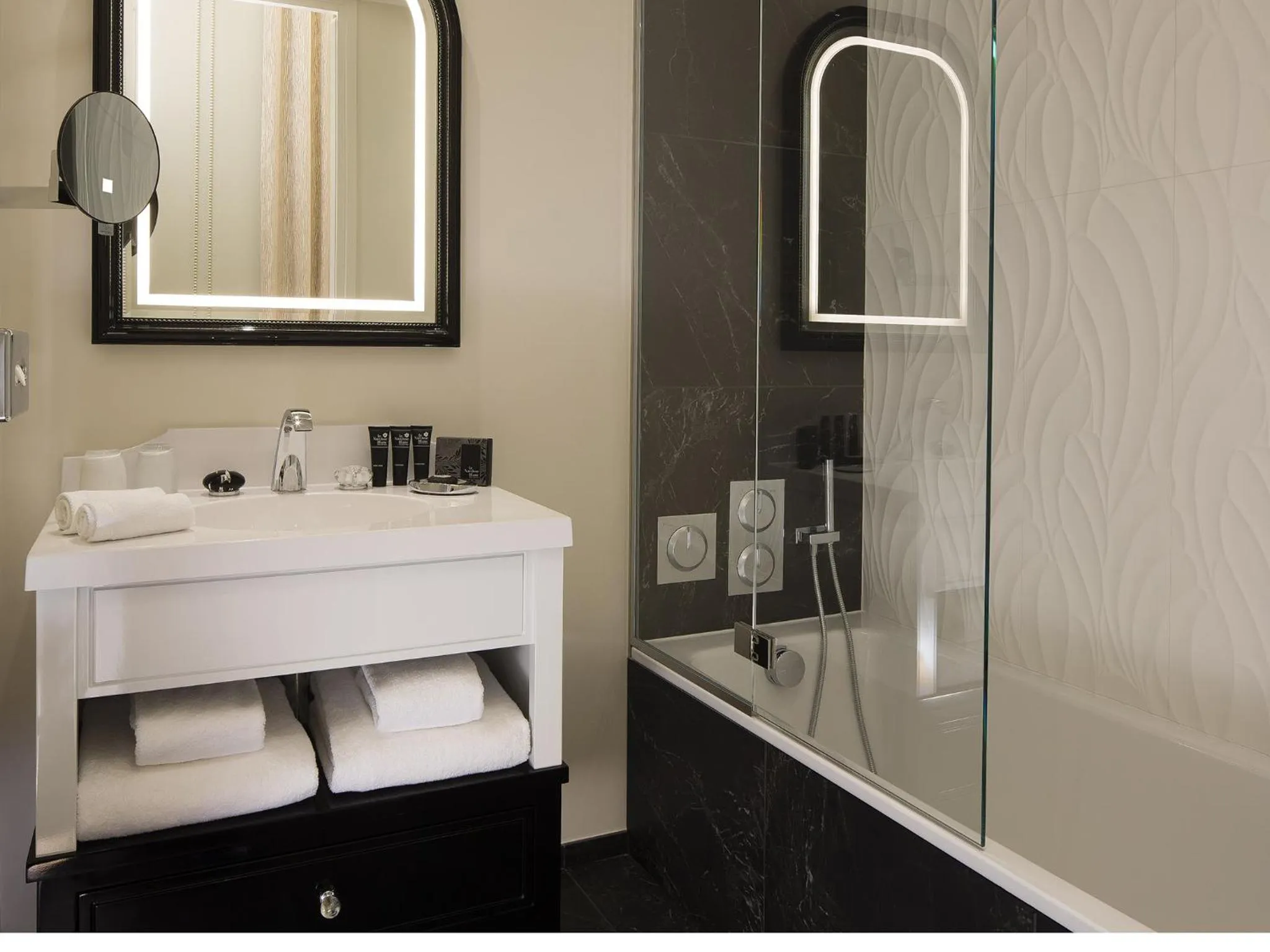 Bathroom in Le Narcisse Blanc