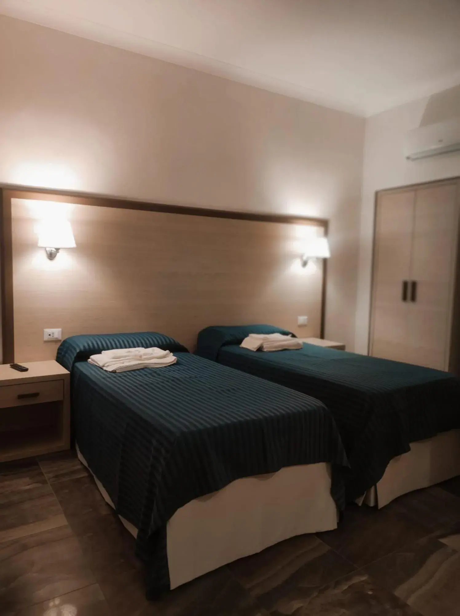 Twin Room with Bathroom in Hotel Holiday Twin Room with Bathroom in Hotel Holiday