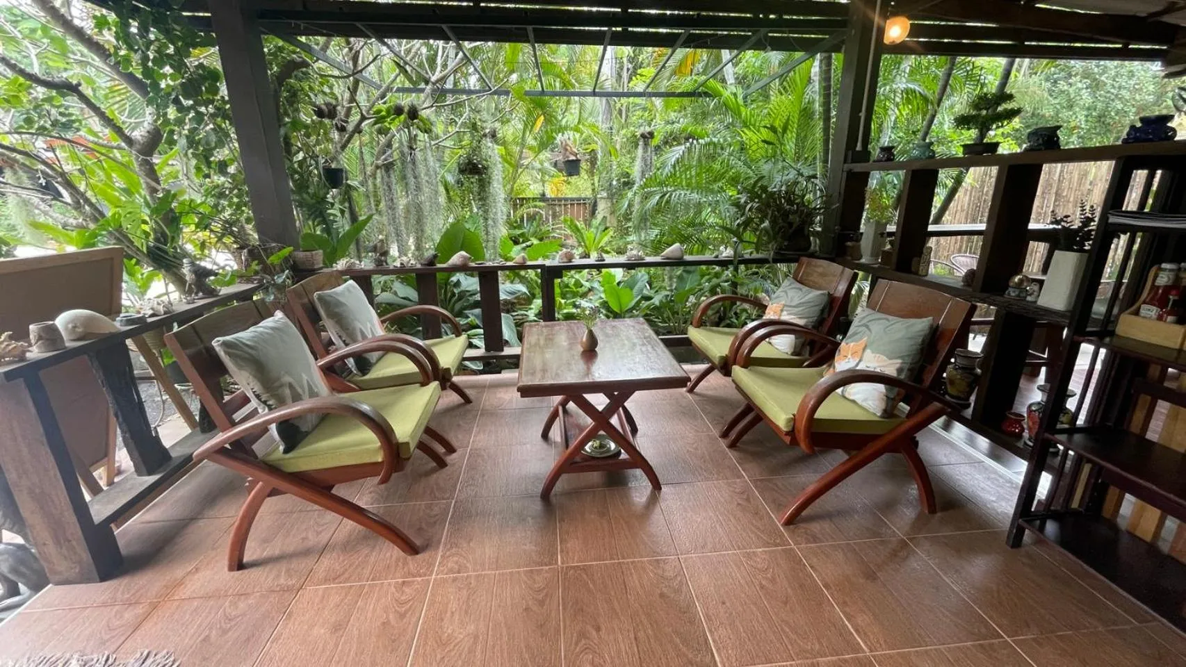 Restaurant/places to eat in Bang Po Hut