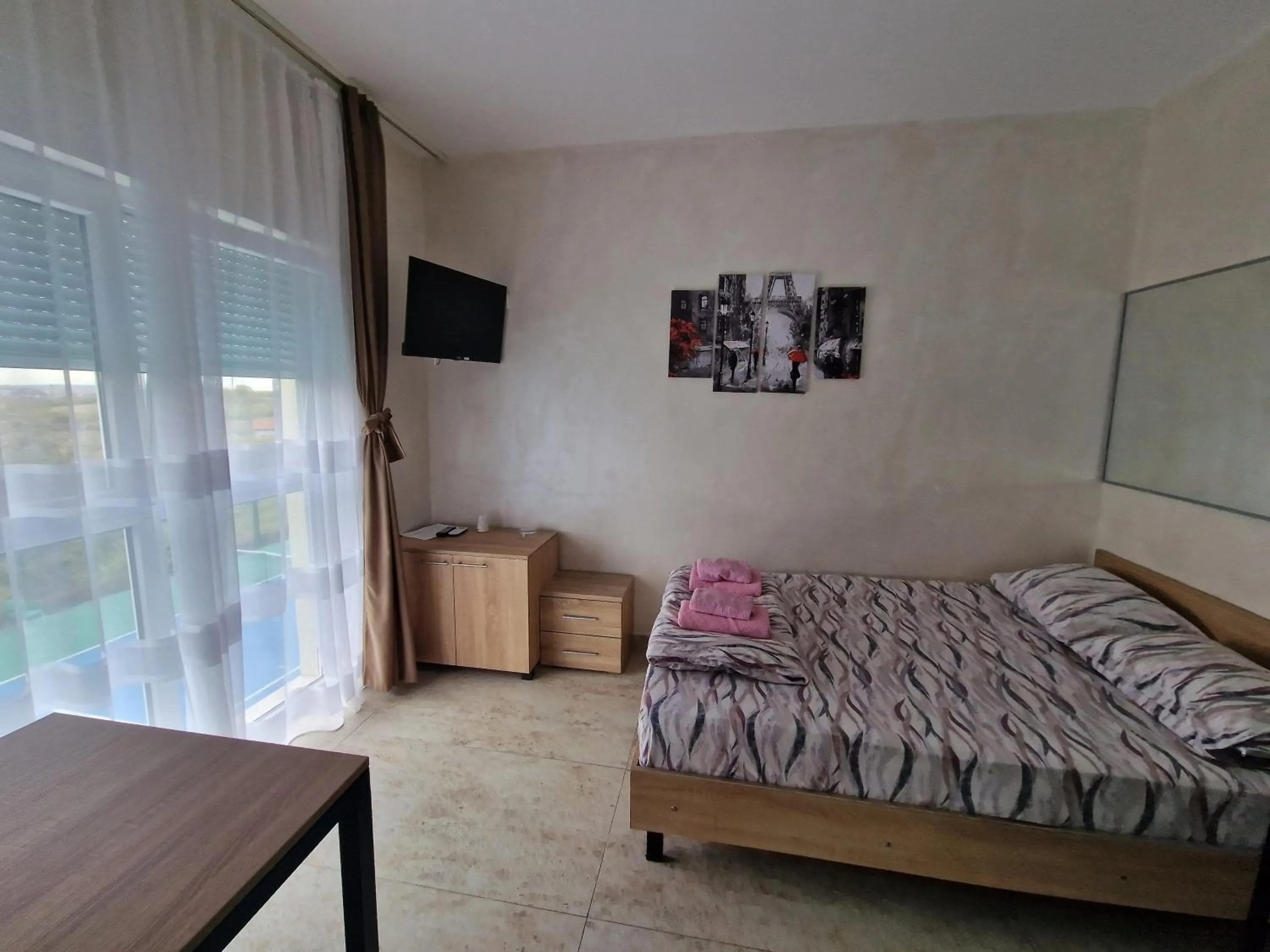 Bed in Rooms Green Set