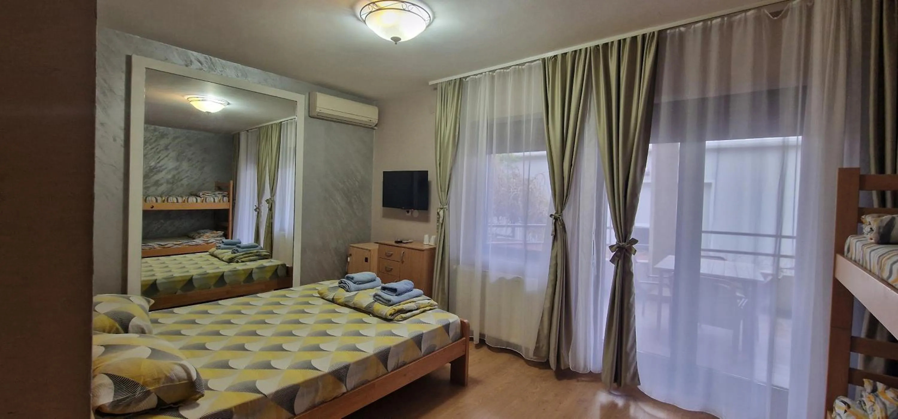 Bed in Rooms Green Set