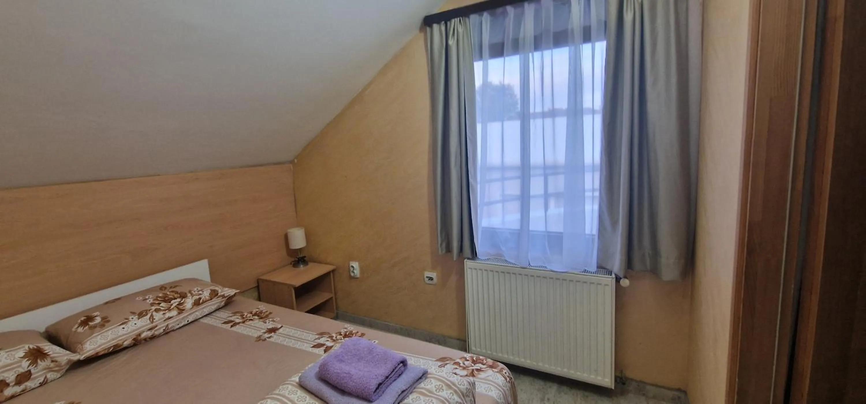 Bed in Rooms Green Set