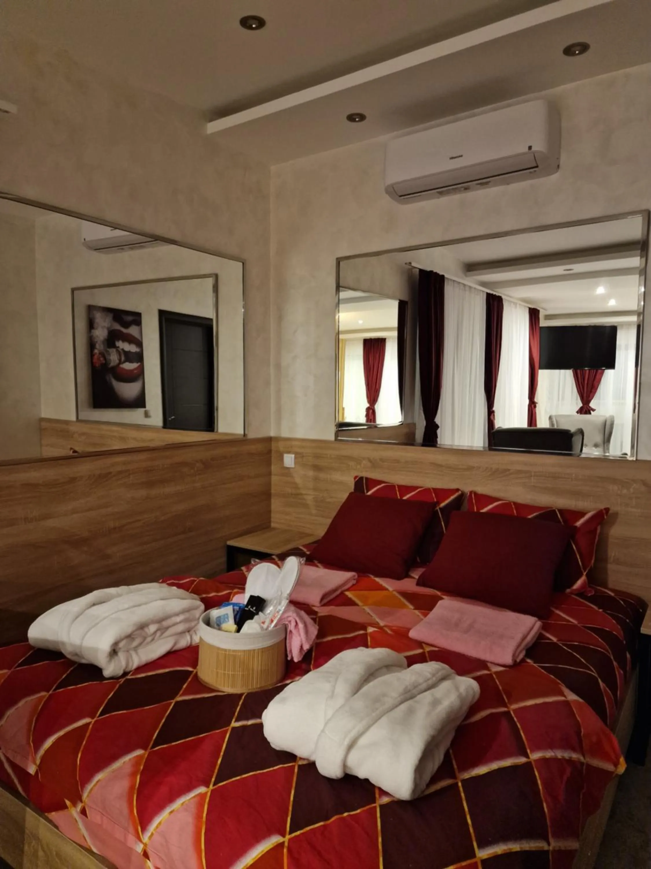 Bed in Rooms Green Set