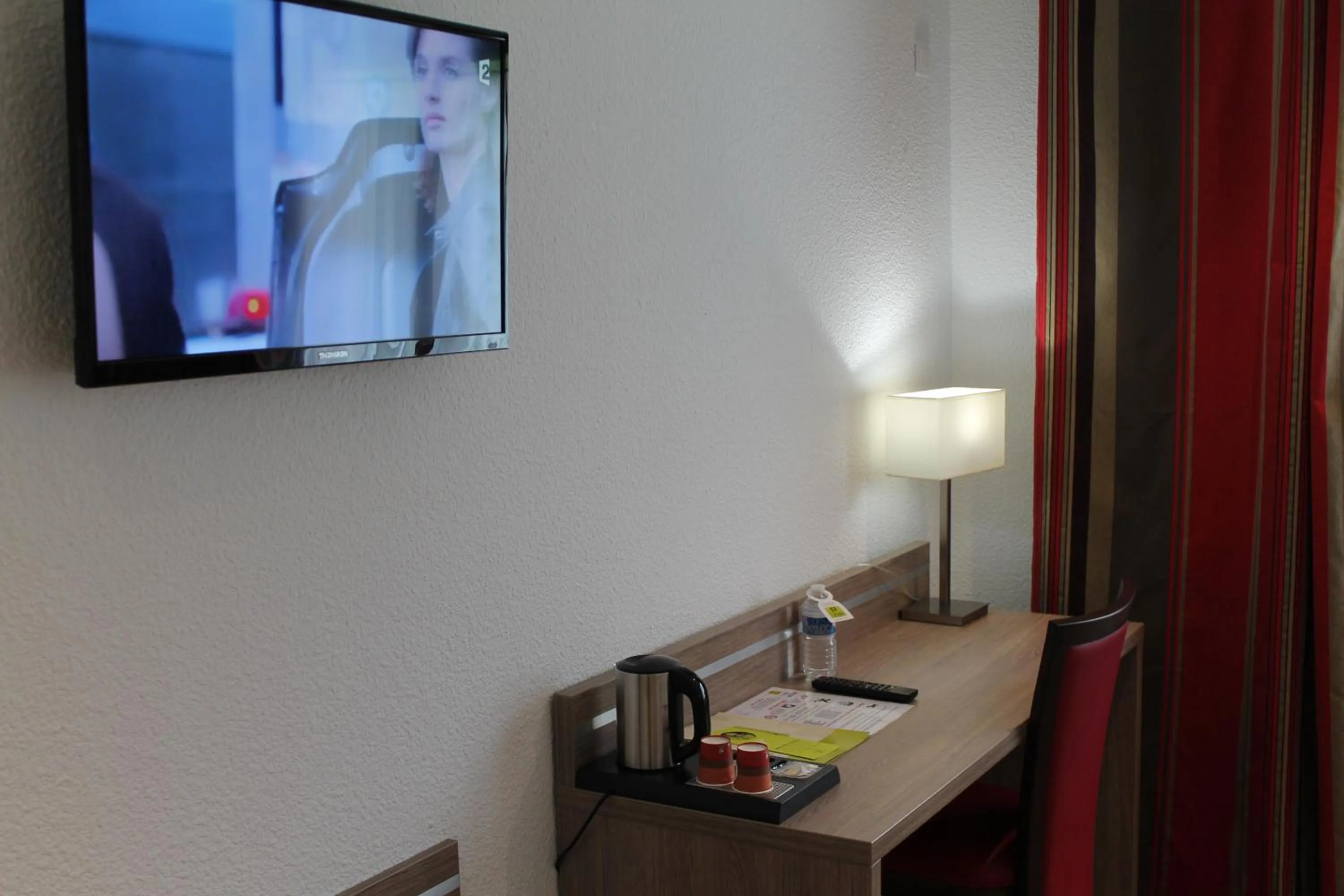 Coffee/tea facilities in Logis Hotel Restaurant de l'Abbaye