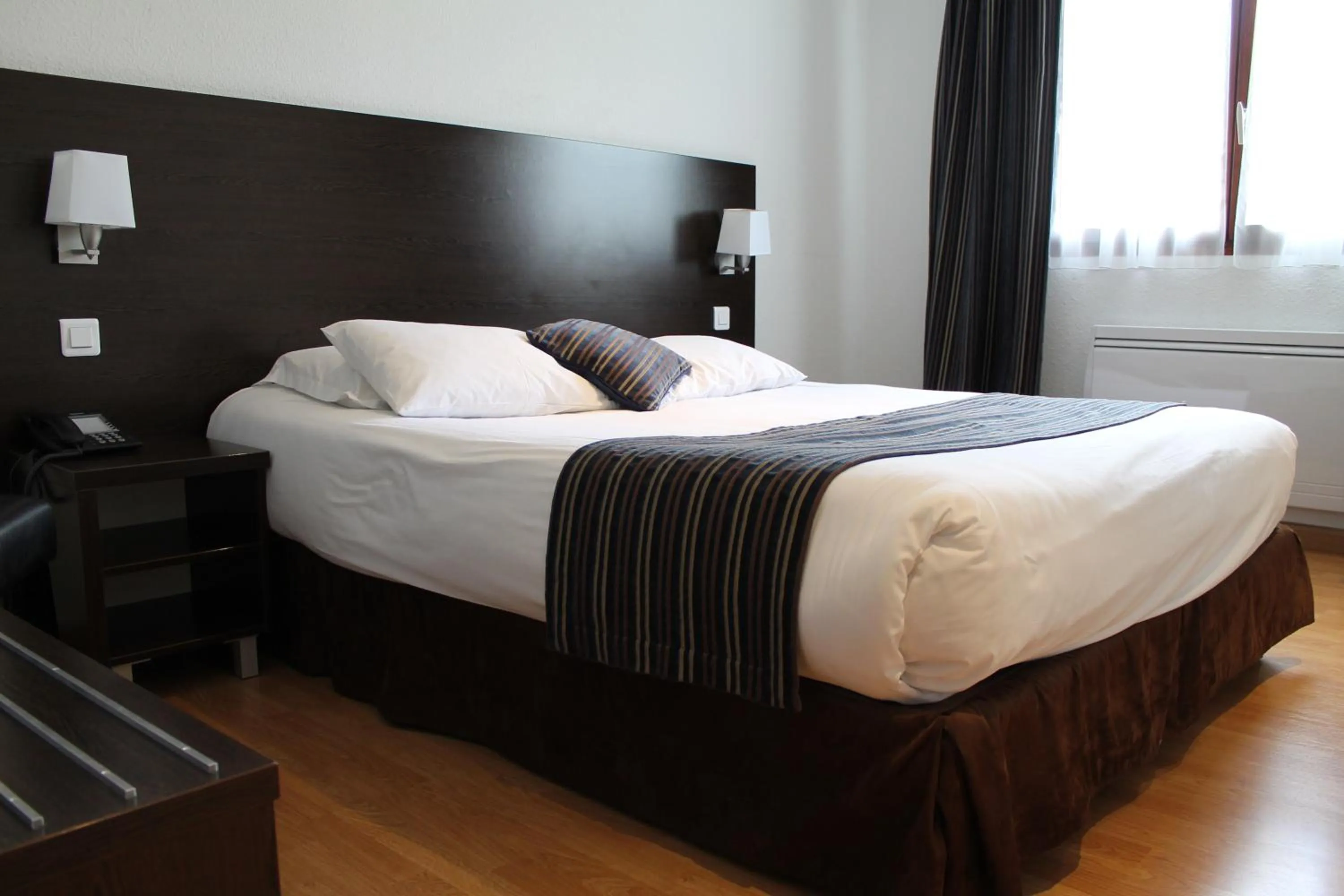 Garden, Bed in Logis Hotel Restaurant de l'Abbaye