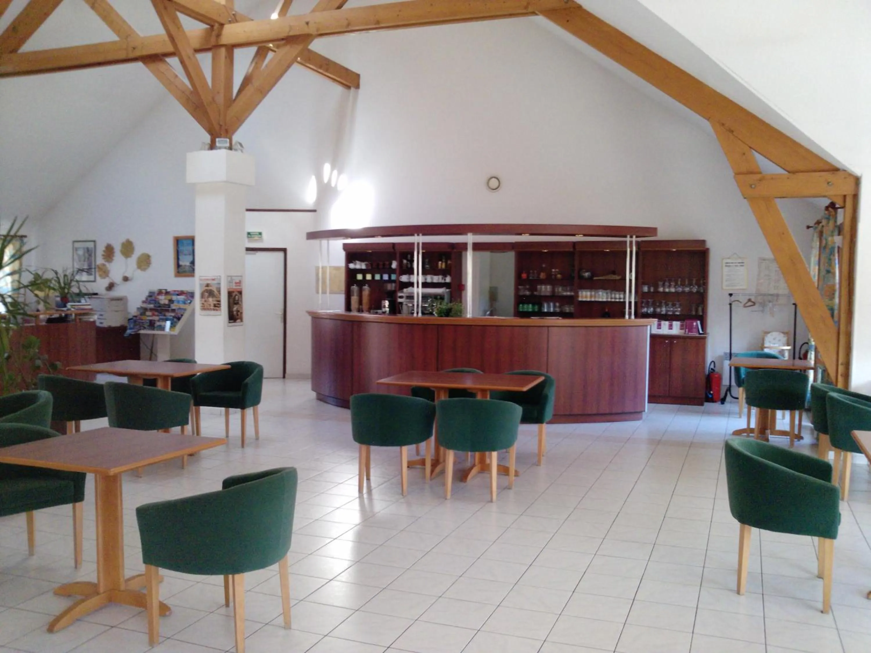 Lounge or bar in Logis Hotel Restaurant de l'Abbaye