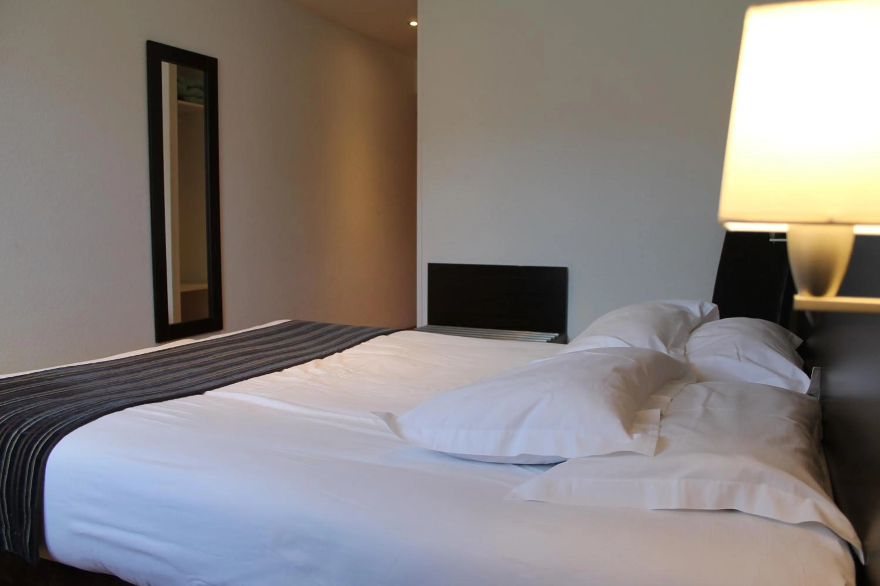 Bedroom, Bed in Logis Hotel Restaurant de l'Abbaye