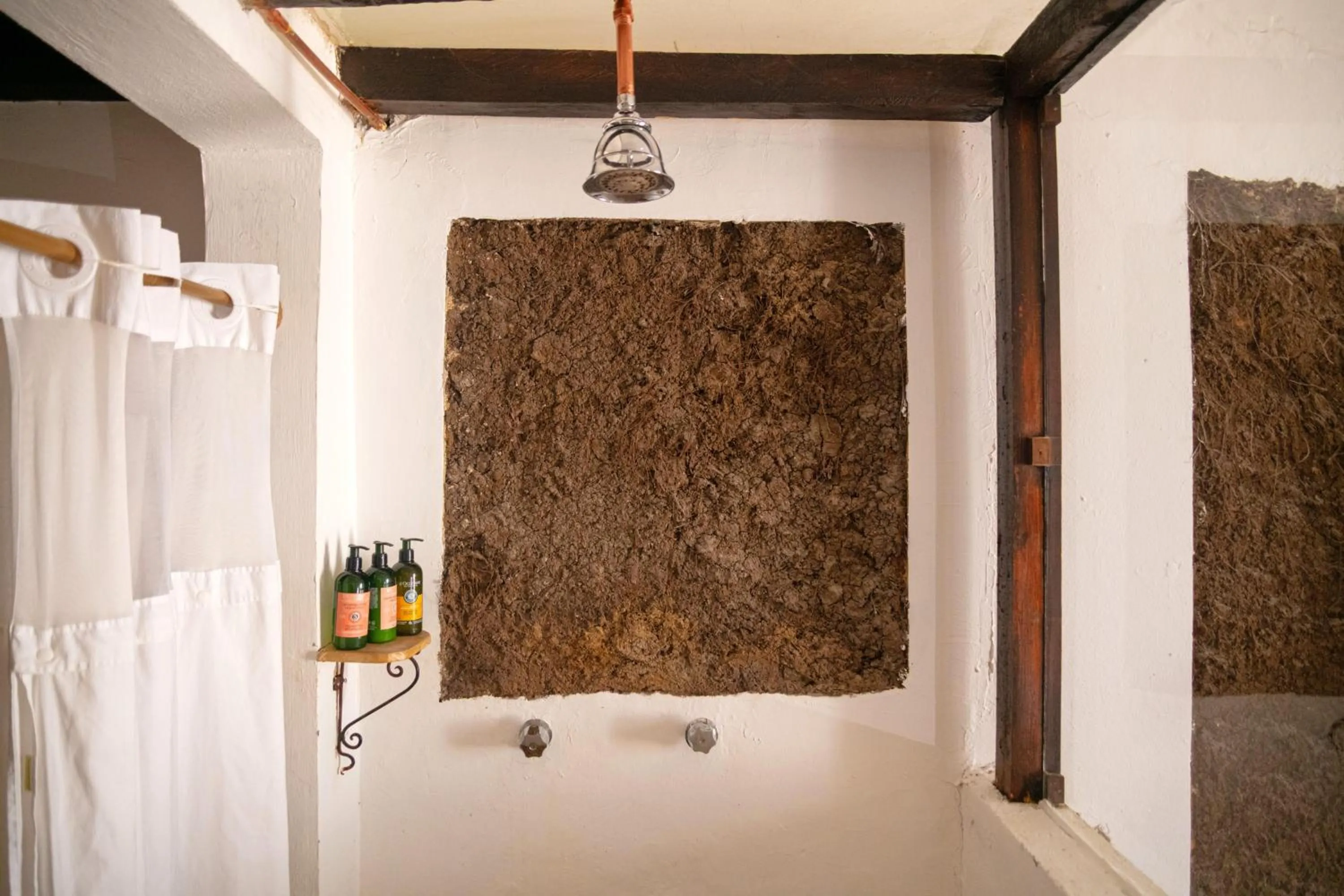 Bathroom in Sereno Hotel