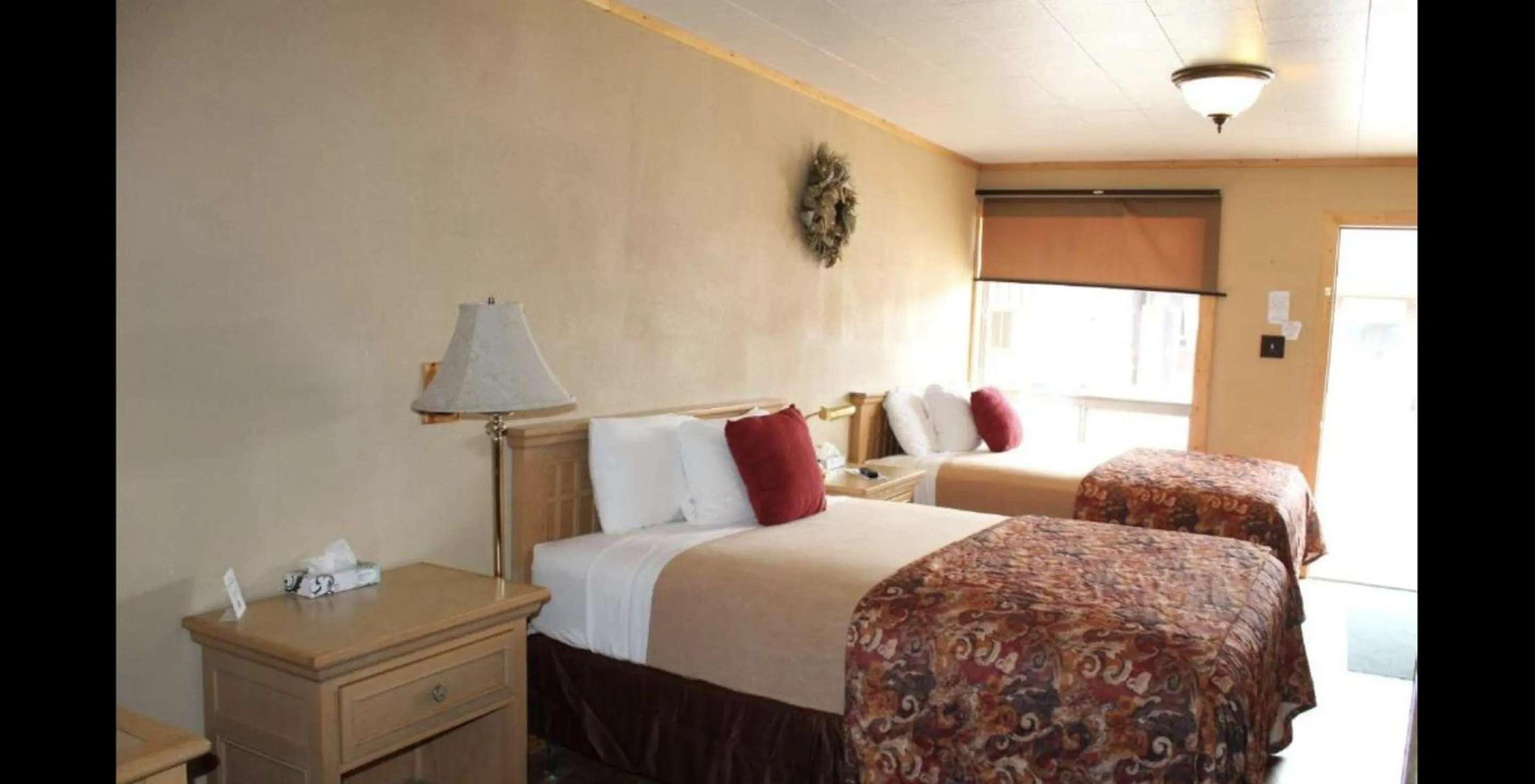 Bed in Trail's End Motel Downtown Lewistown