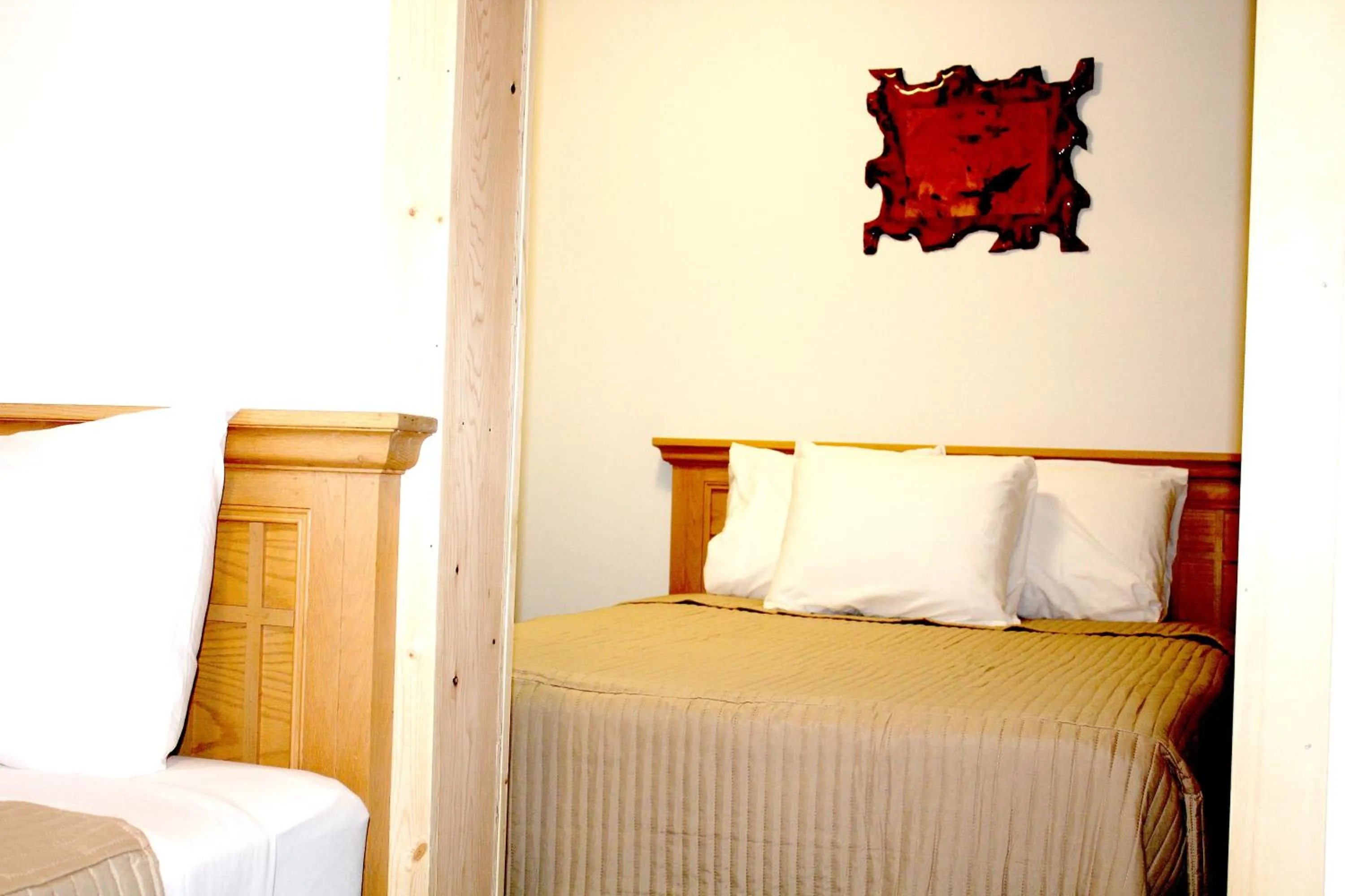 Bed in Trail's End Motel Downtown Lewistown