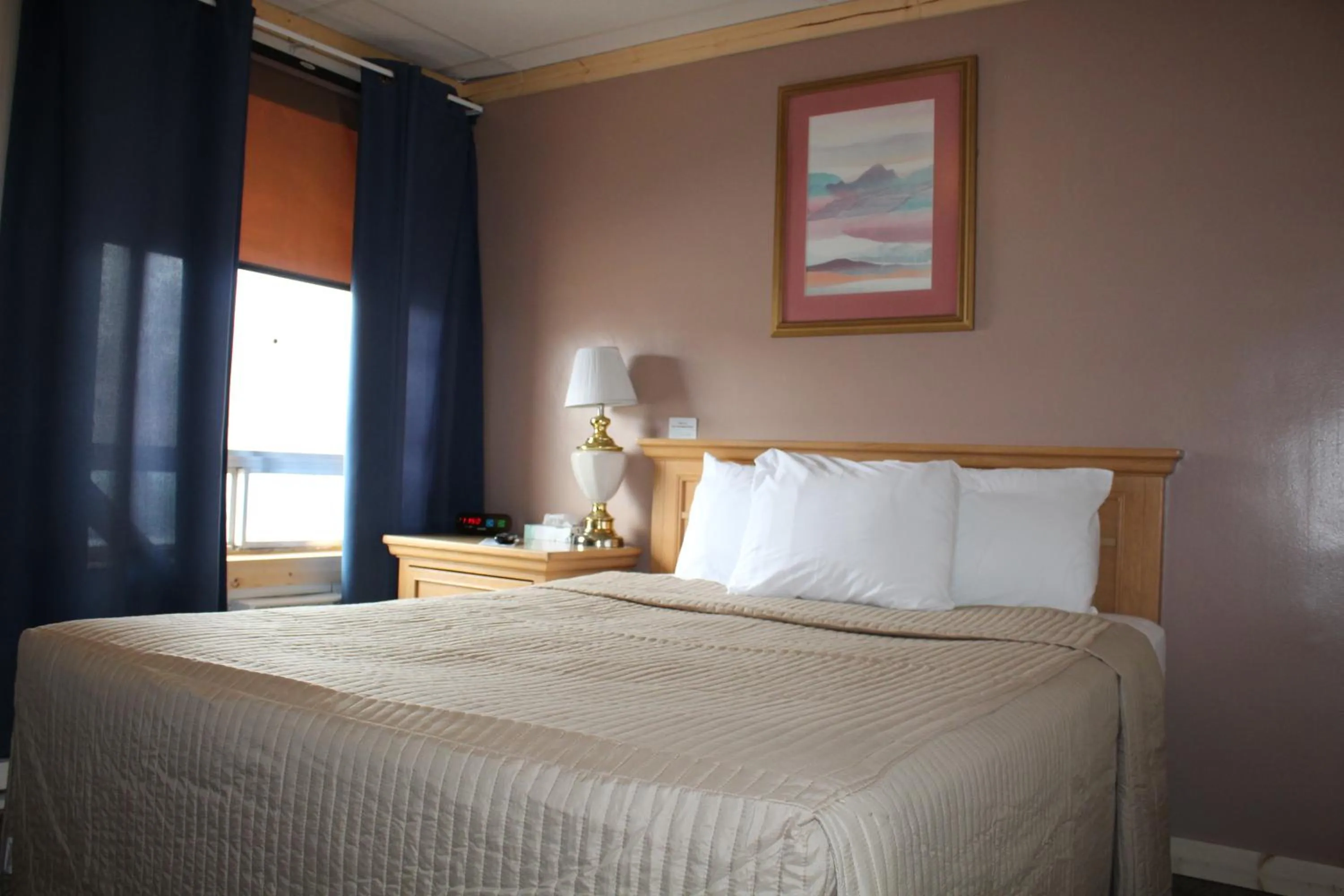 Bed in Trail's End Motel Downtown Lewistown