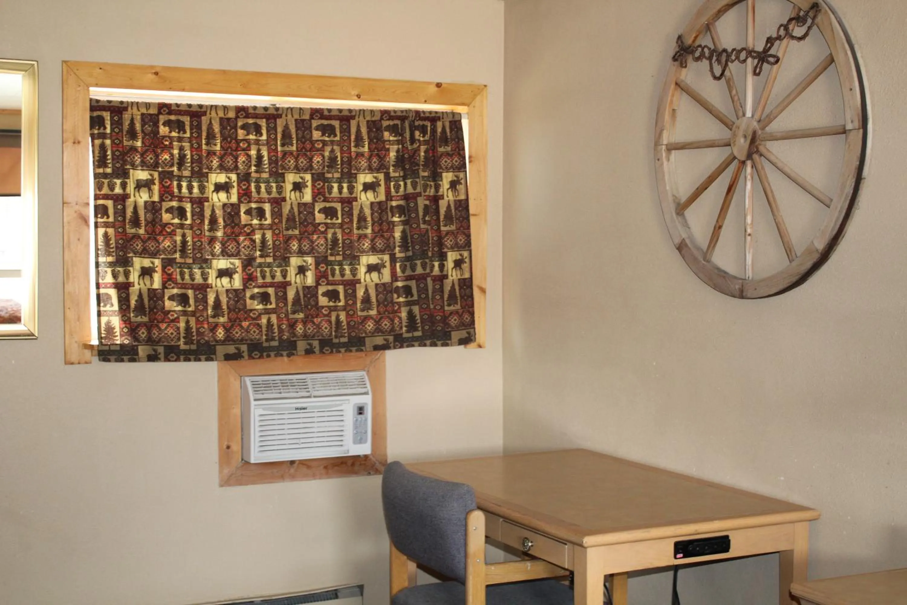 Communal lounge/ TV room in Trail's End Motel Downtown Lewistown