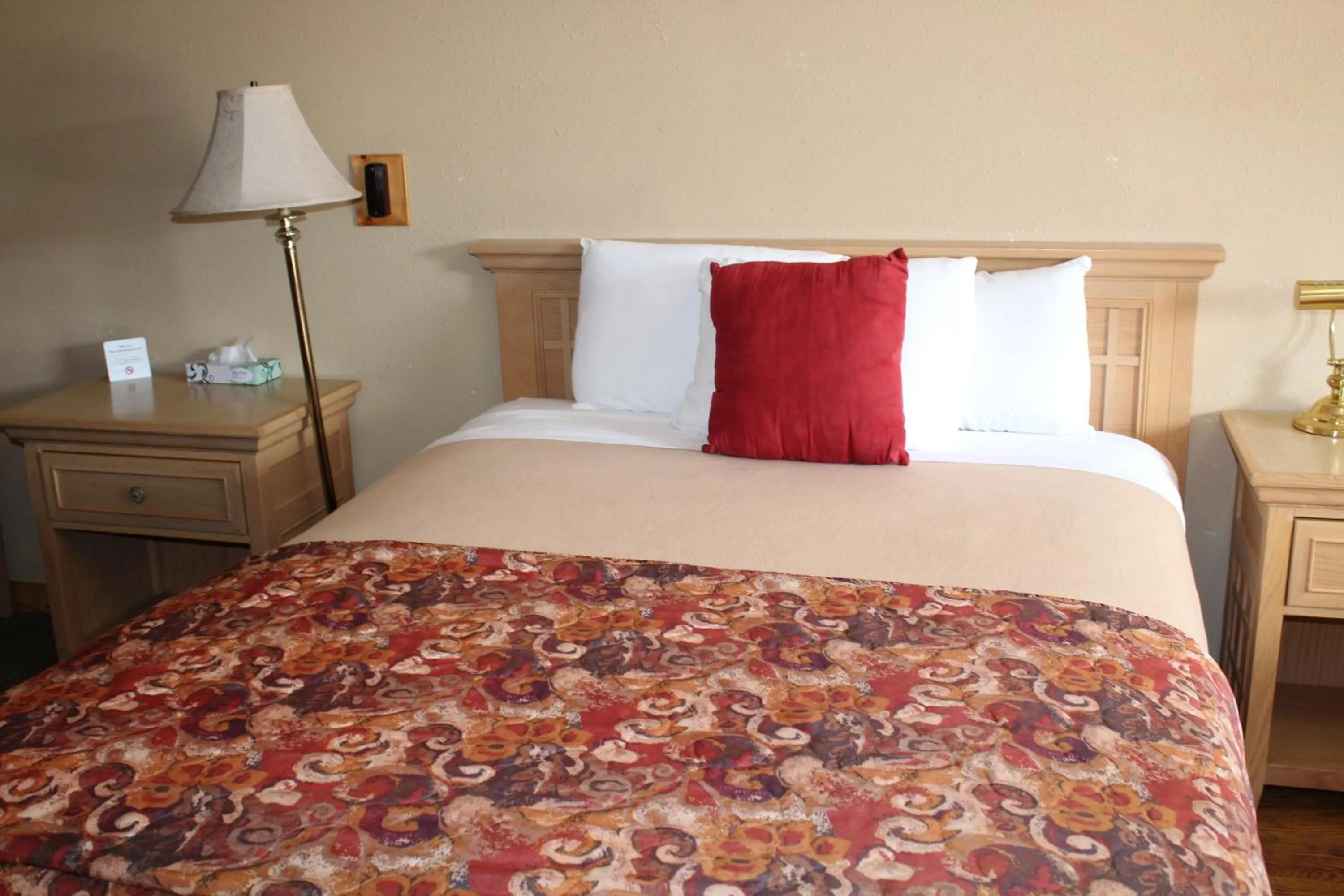 Bed in Trail's End Motel Downtown Lewistown