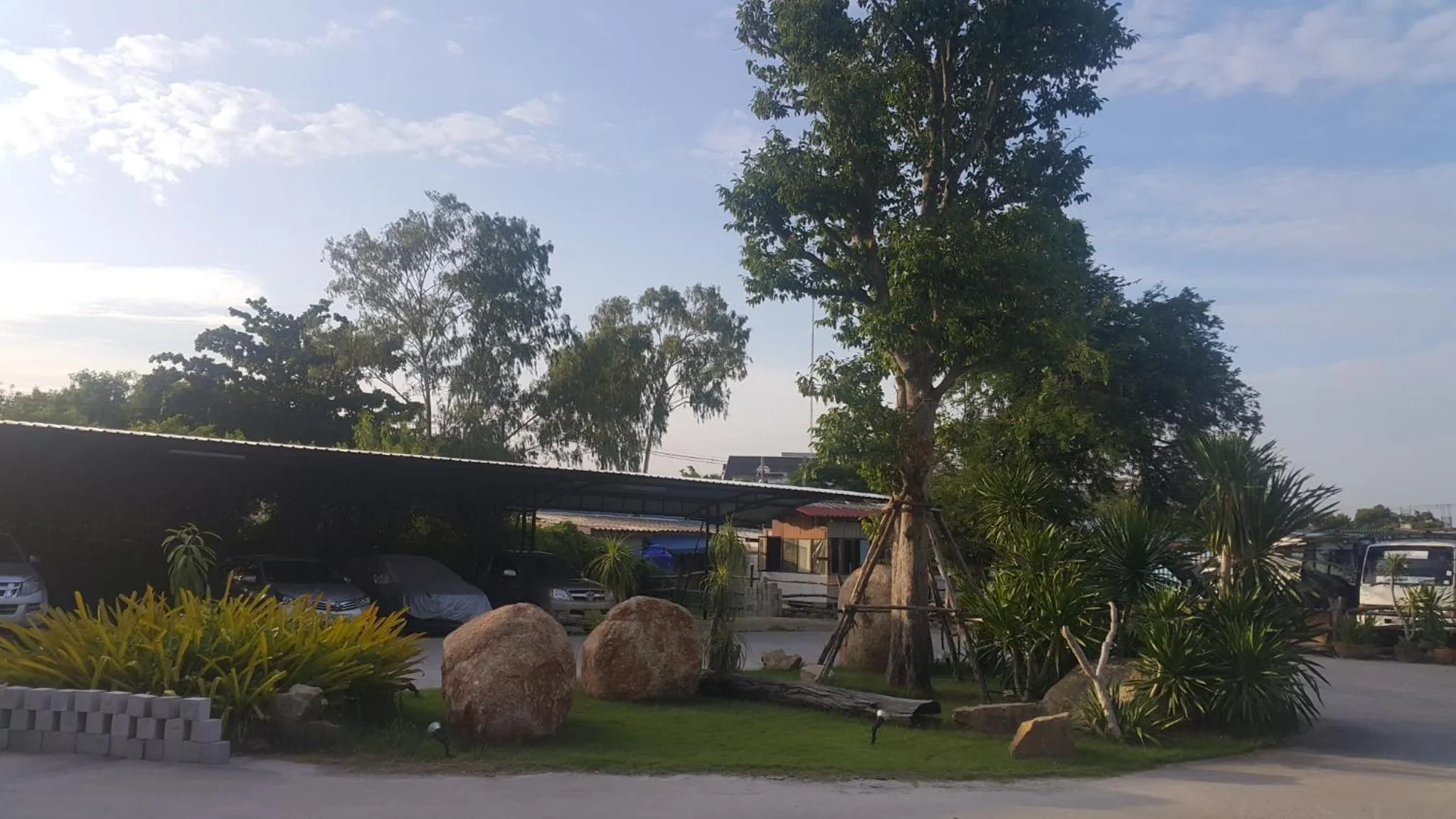 Parking in Rayonghouse Resort