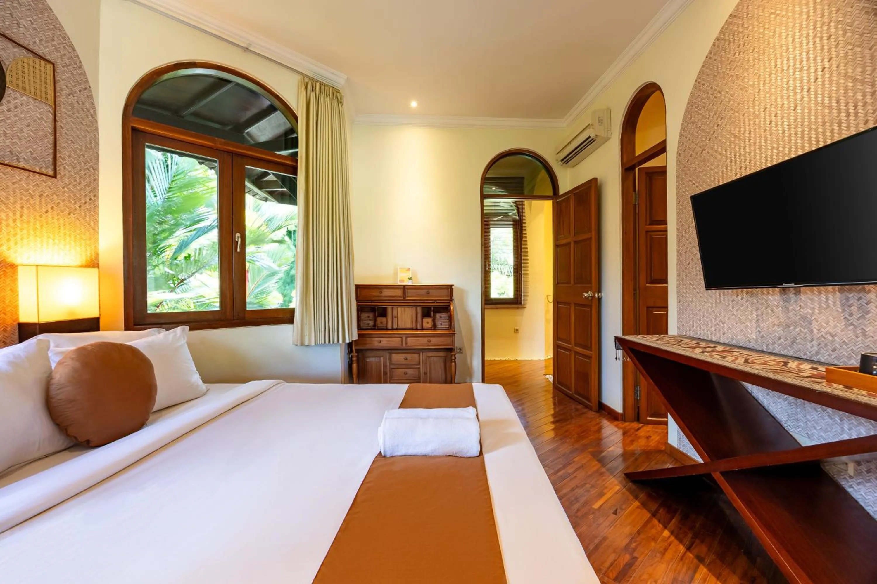 Bedroom, Bed in Cove Urbanest Inn